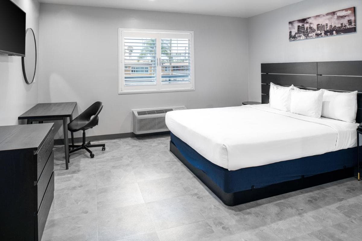 Hollywood Inn Express LAX property views in Inglewood, CA — gallery photo 3