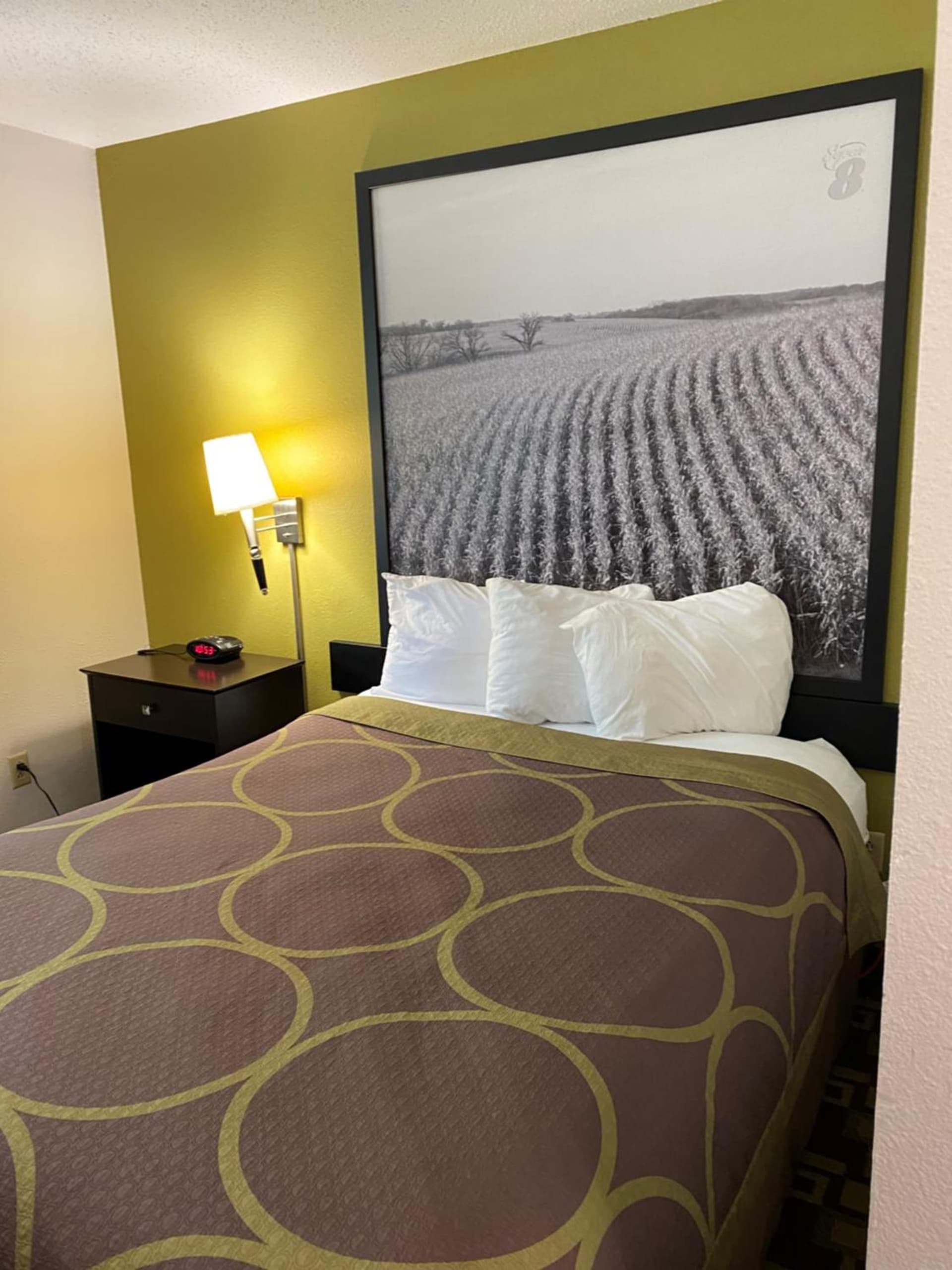 Super 8 by Wyndham Independence IA interior in Independence, IA — gallery photo 2