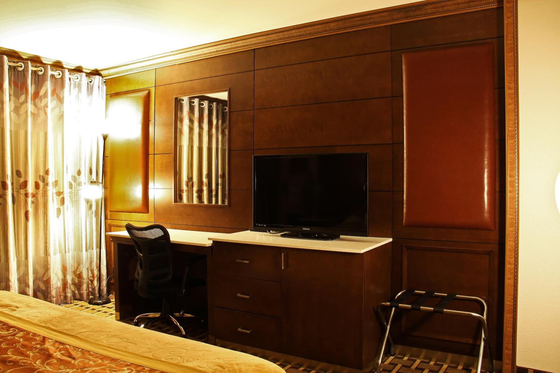 LA Crystal Hotel -Los Angeles-Long Beach Area gallery photo in Carson, CA — image 63
