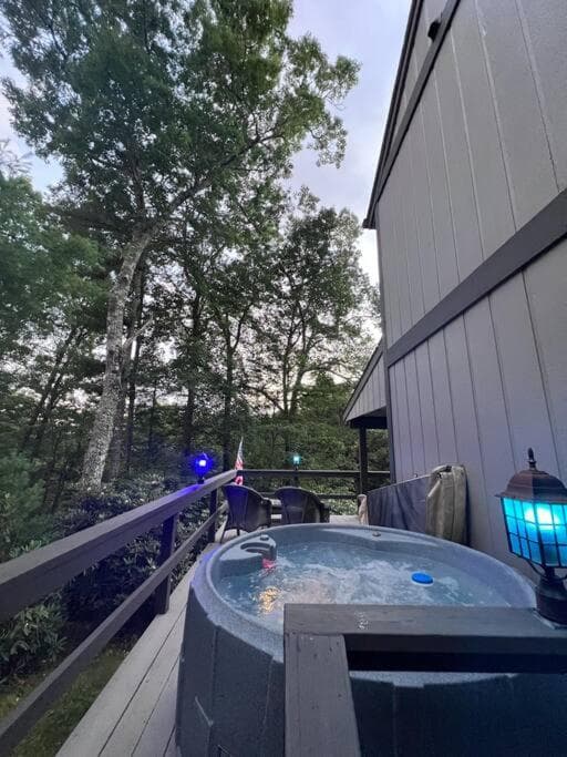 Centrally Located Resort in The High Country RELAX featured exterior or lobby in Newland, NC — similar hotel