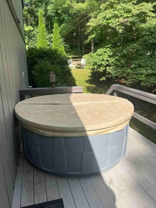 Centrally Located Resort in The High Country RELAX interior in Newland, NC — gallery photo 2