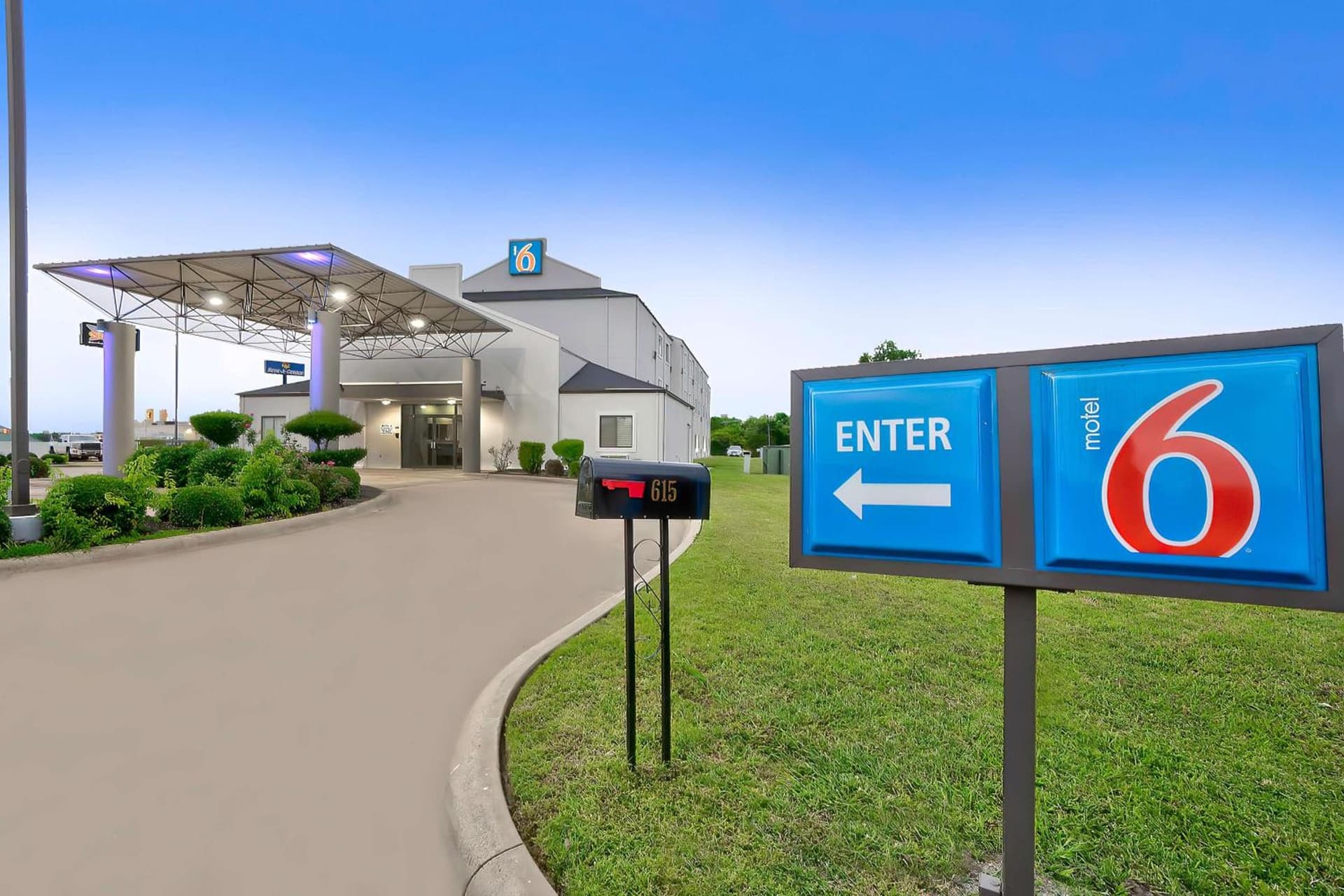 Motel 6-Denison, TX interior in Denison, TX — gallery photo 2