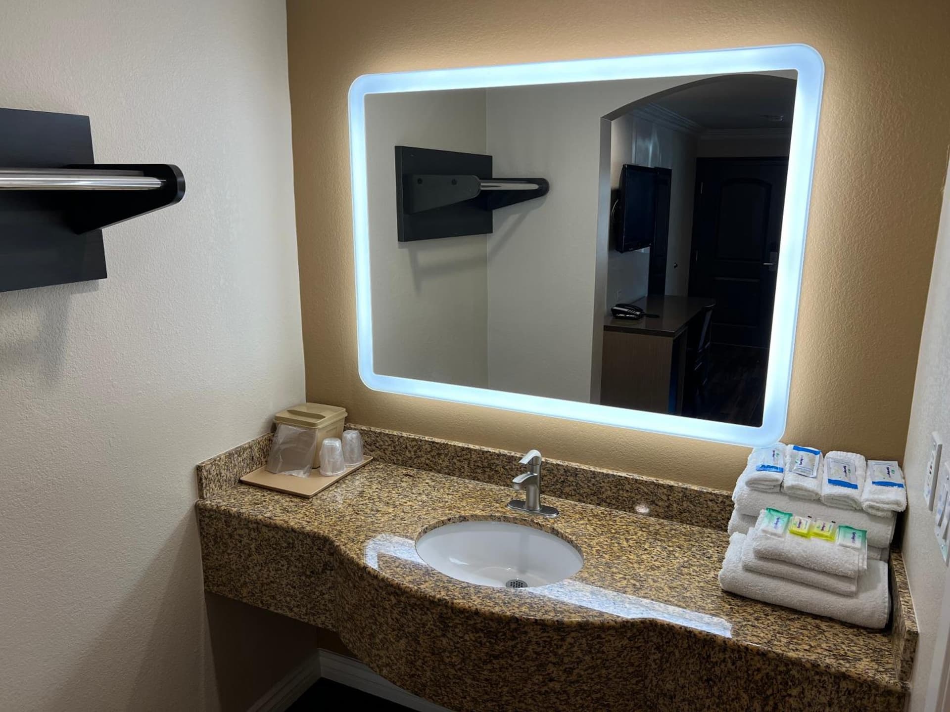 Walnut Inn & Suites West Covina gallery photo in West Covina, CA — image 26