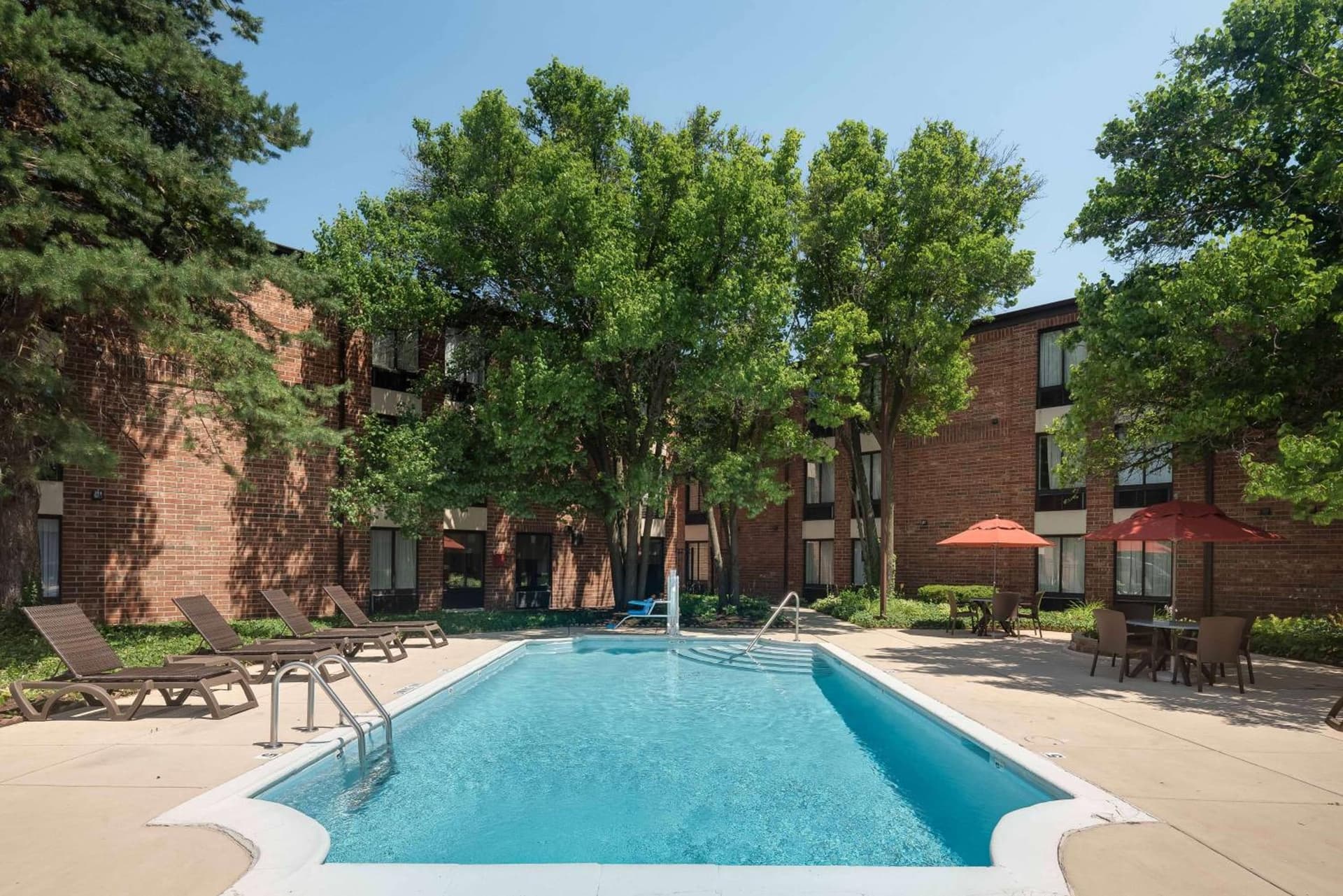 Best Western Chicago - Downers Grove property views in Downers Grove, IL — gallery photo 3