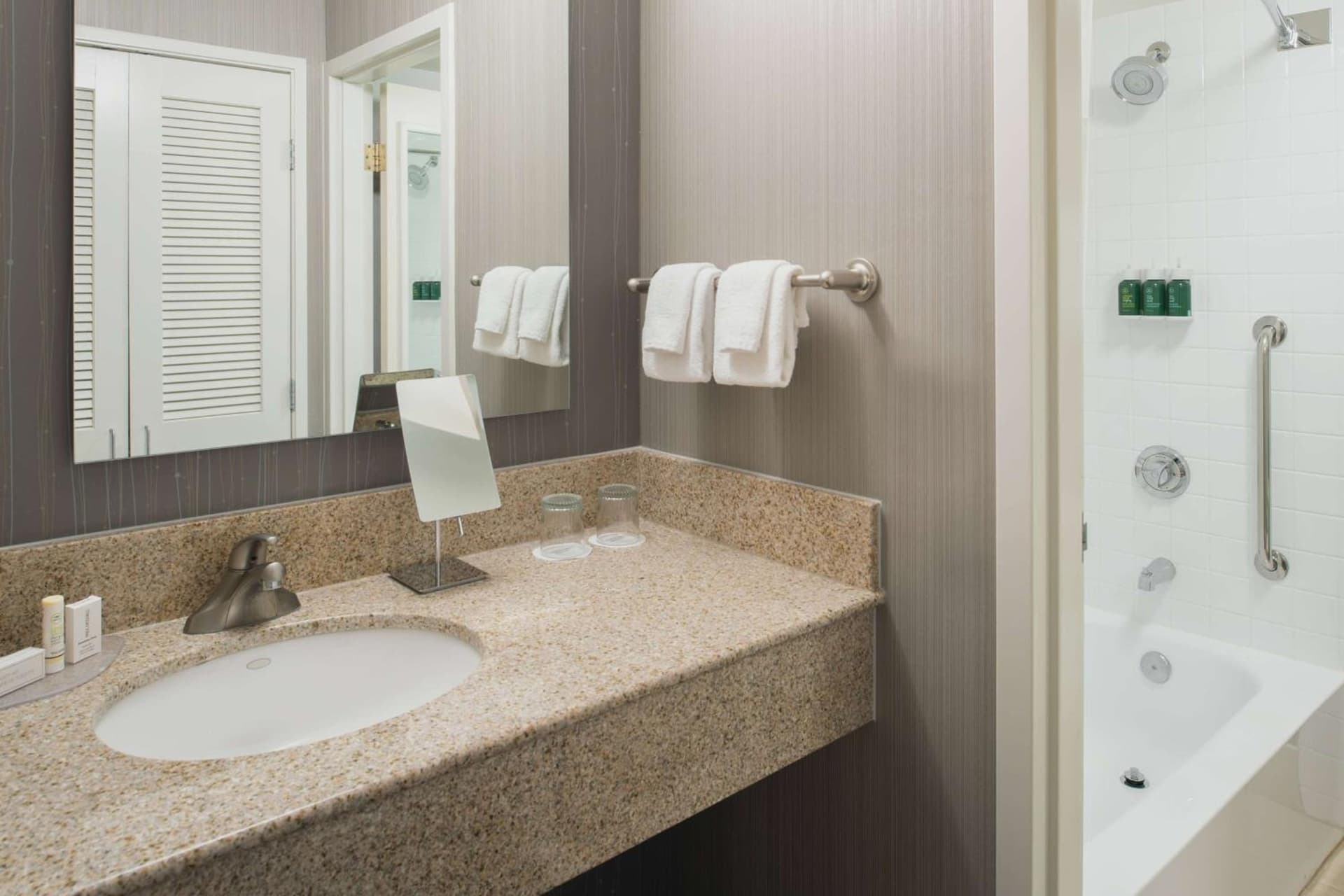 Sonesta Select Seattle Bellevue Redmond interior in Bellevue, WA — gallery photo 2