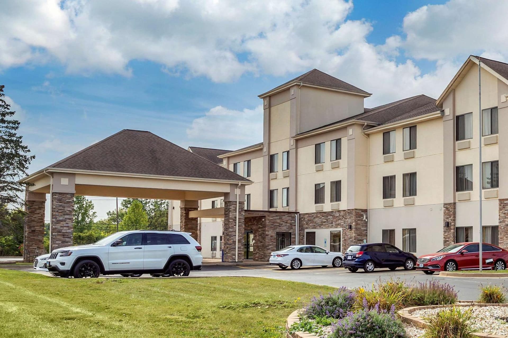 Comfort Inn & Suites North Aurora - Naperville exterior or lobby in North Aurora, IL — main listing photo