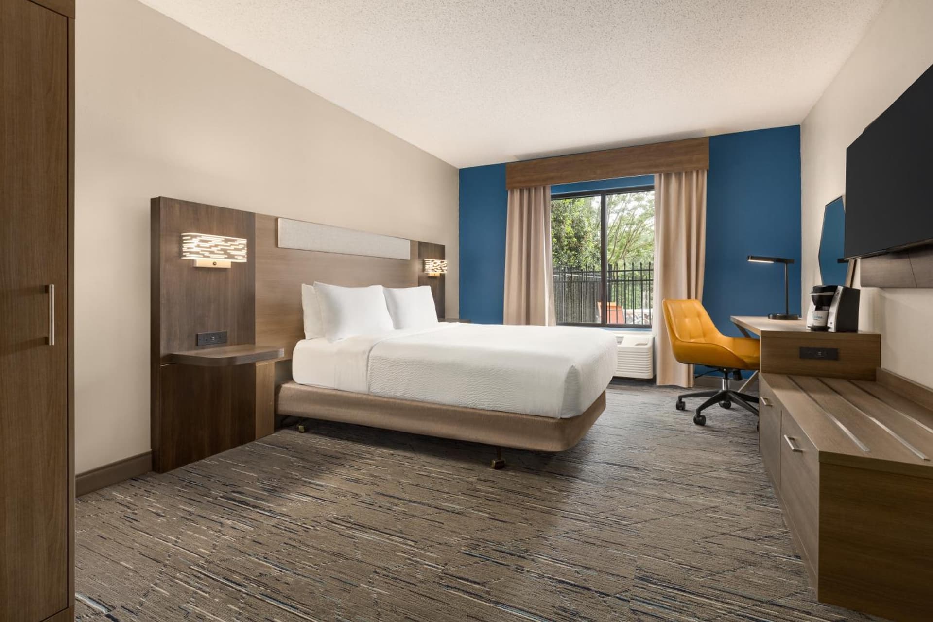 Holiday Inn Express & Suites Greenville-Downtown by IHG interior in Greenville, SC — gallery photo 2