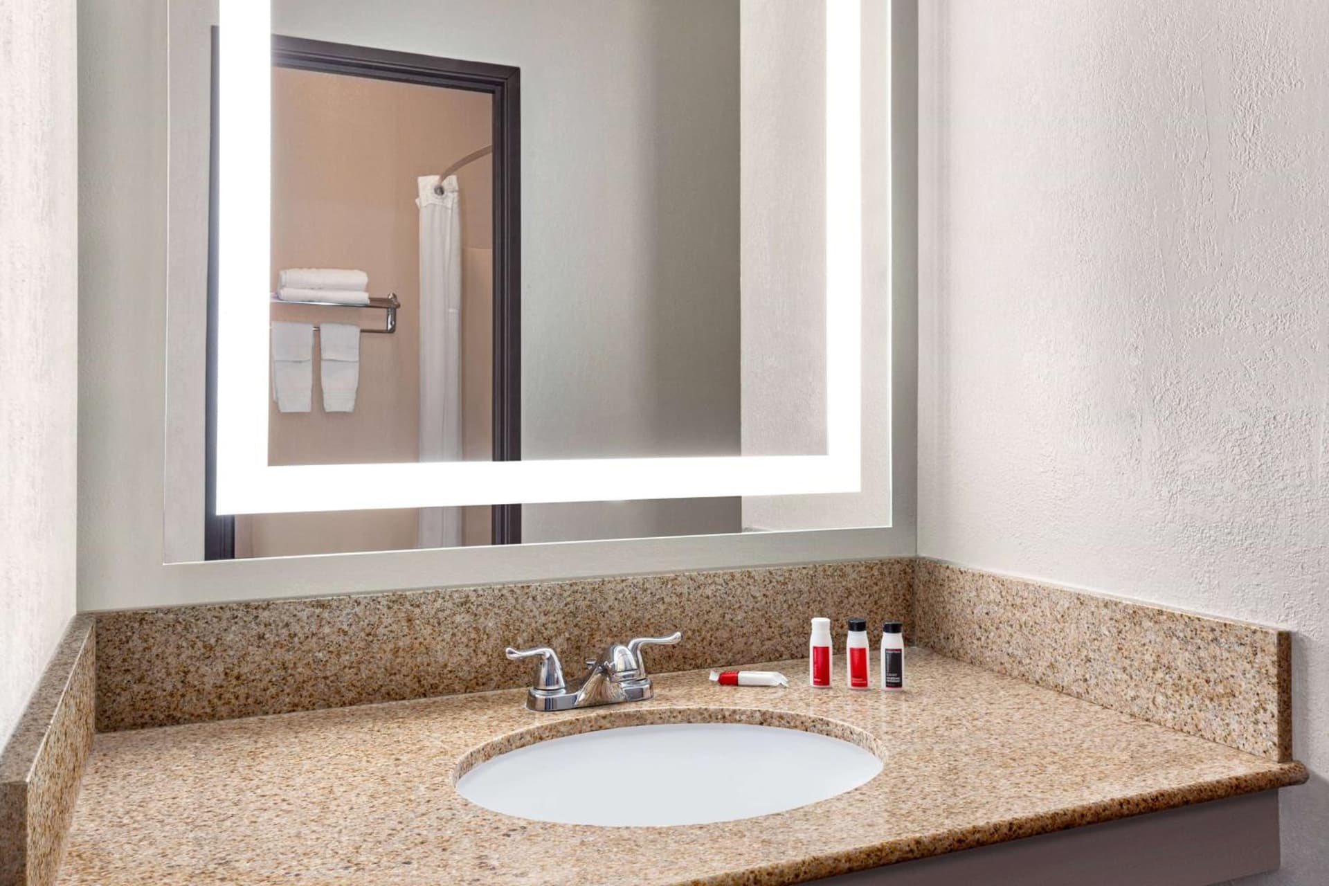 Days Inn by Wyndham Kansas City International Airport gallery photo in Kansas City, KS — image 4