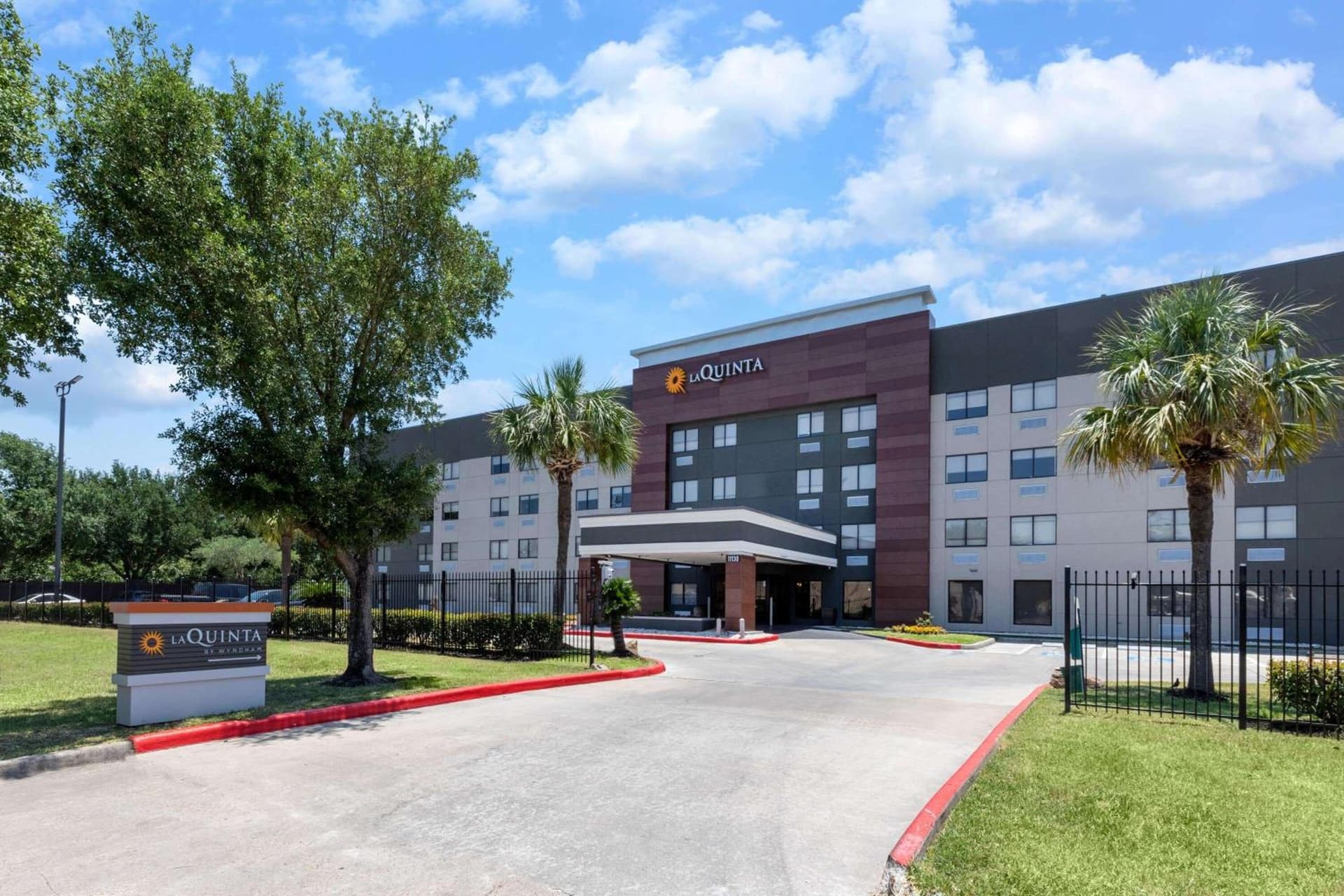 La Quinta by Wyndham Houston NW Brookhollow interior in Houston, TX — gallery photo 2