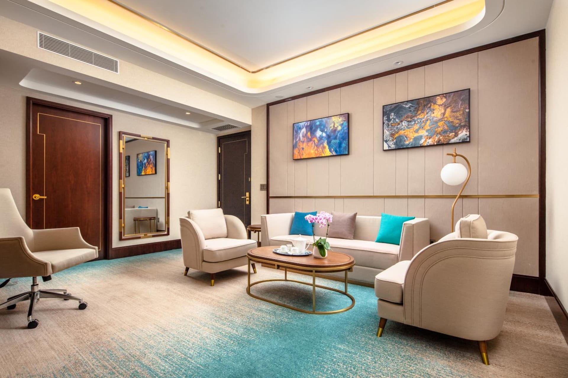 Blossom Hotel Houston, Curio Collection by Hilton gallery photo in Houston, TX — image 26