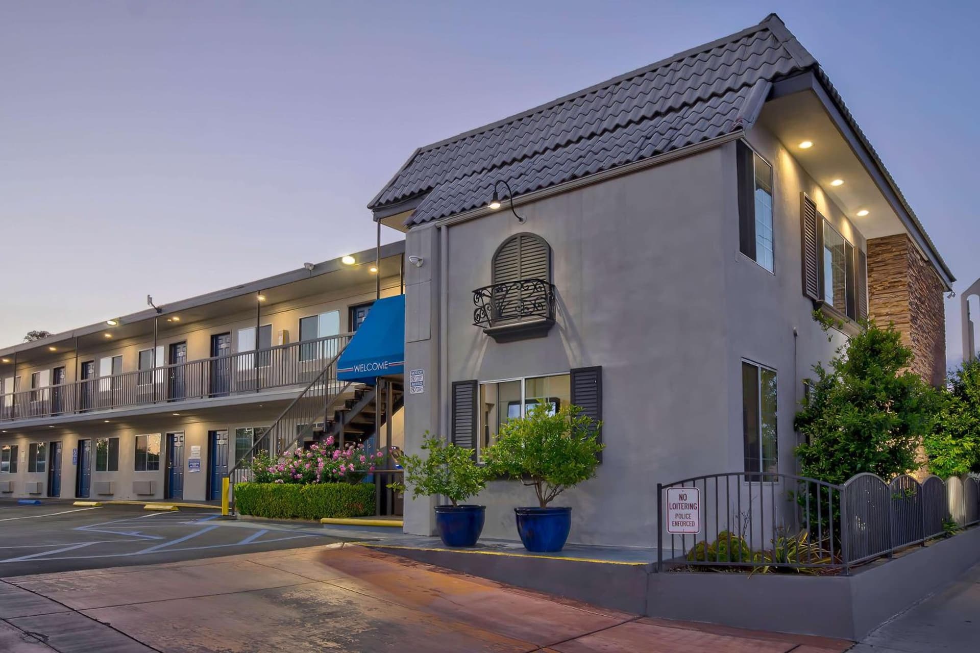 Motel 6 Gardena interior in Gardena, CA — gallery photo 2