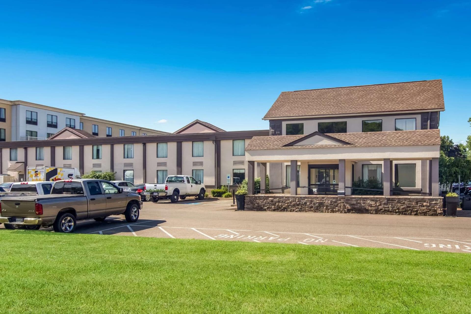 Best Western Dutch Valley Inn property views in New Philadelphia, OH — gallery photo 3