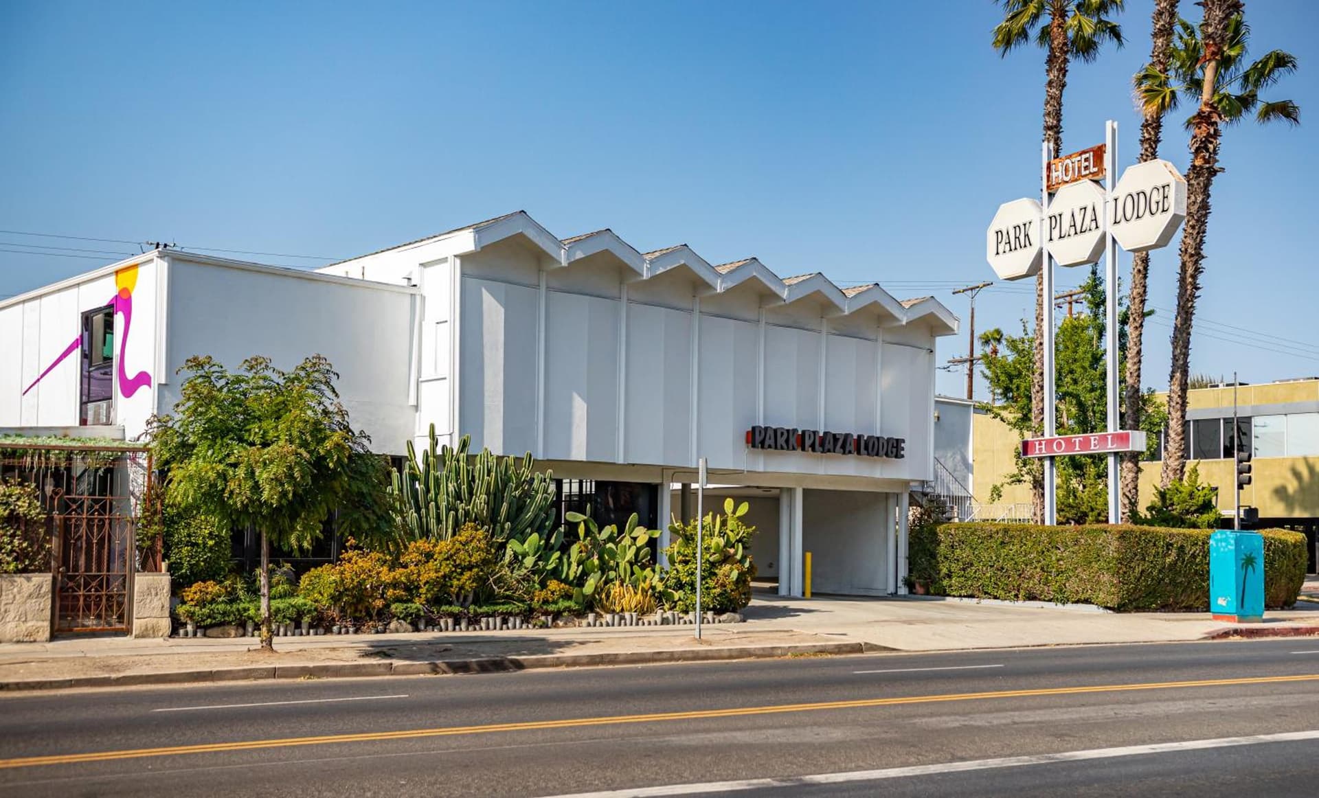 Park Plaza Lodge interior in Los Angeles, CA — gallery photo 2