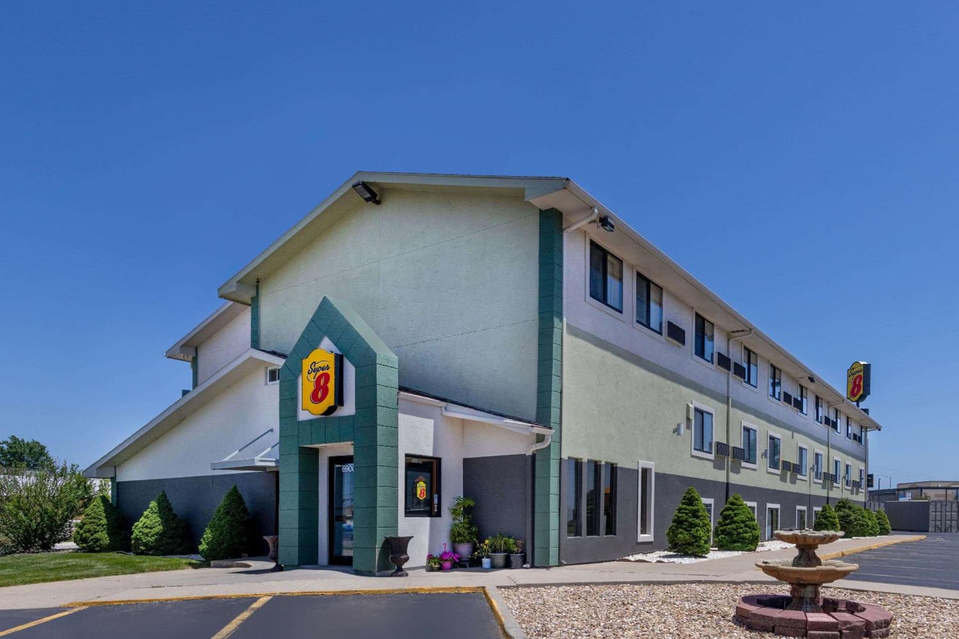 Super 8 by Wyndham Kansas City at Barry Road/Airport interior in Kansas City, KS — gallery photo 2