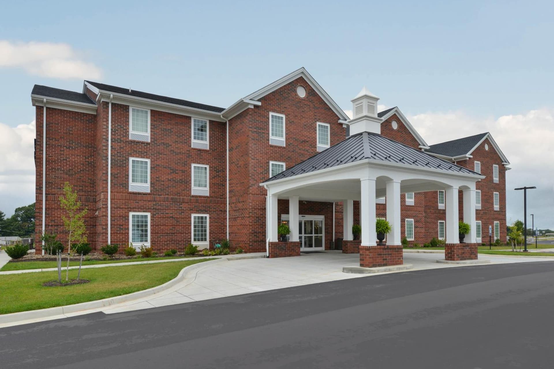 Appomattox Inn and Suites — hotel in Appomattox, Virginia