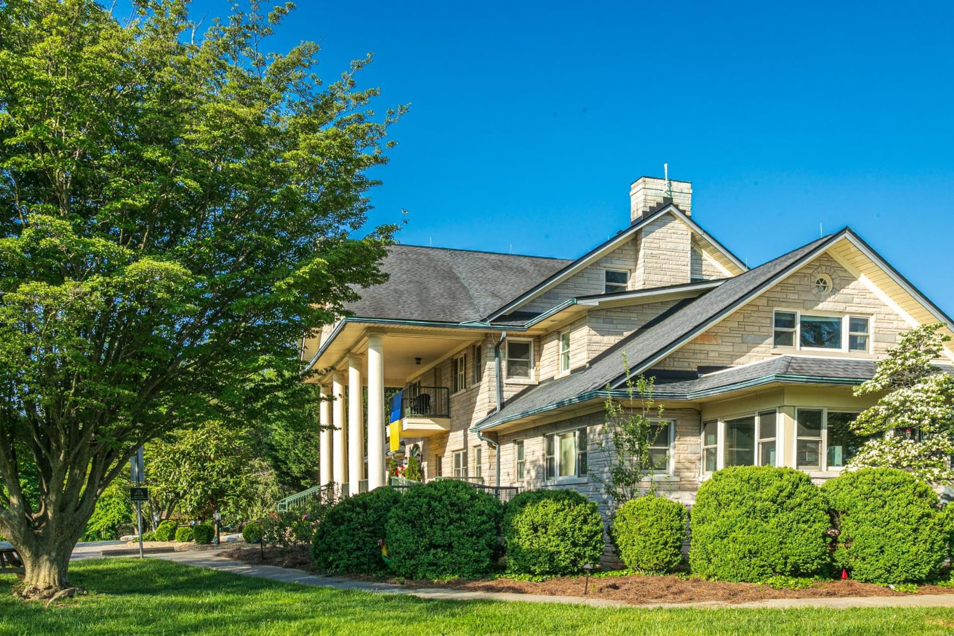 SKYLARANNA Resort & SPA interior in Hendersonville, NC — gallery photo 2