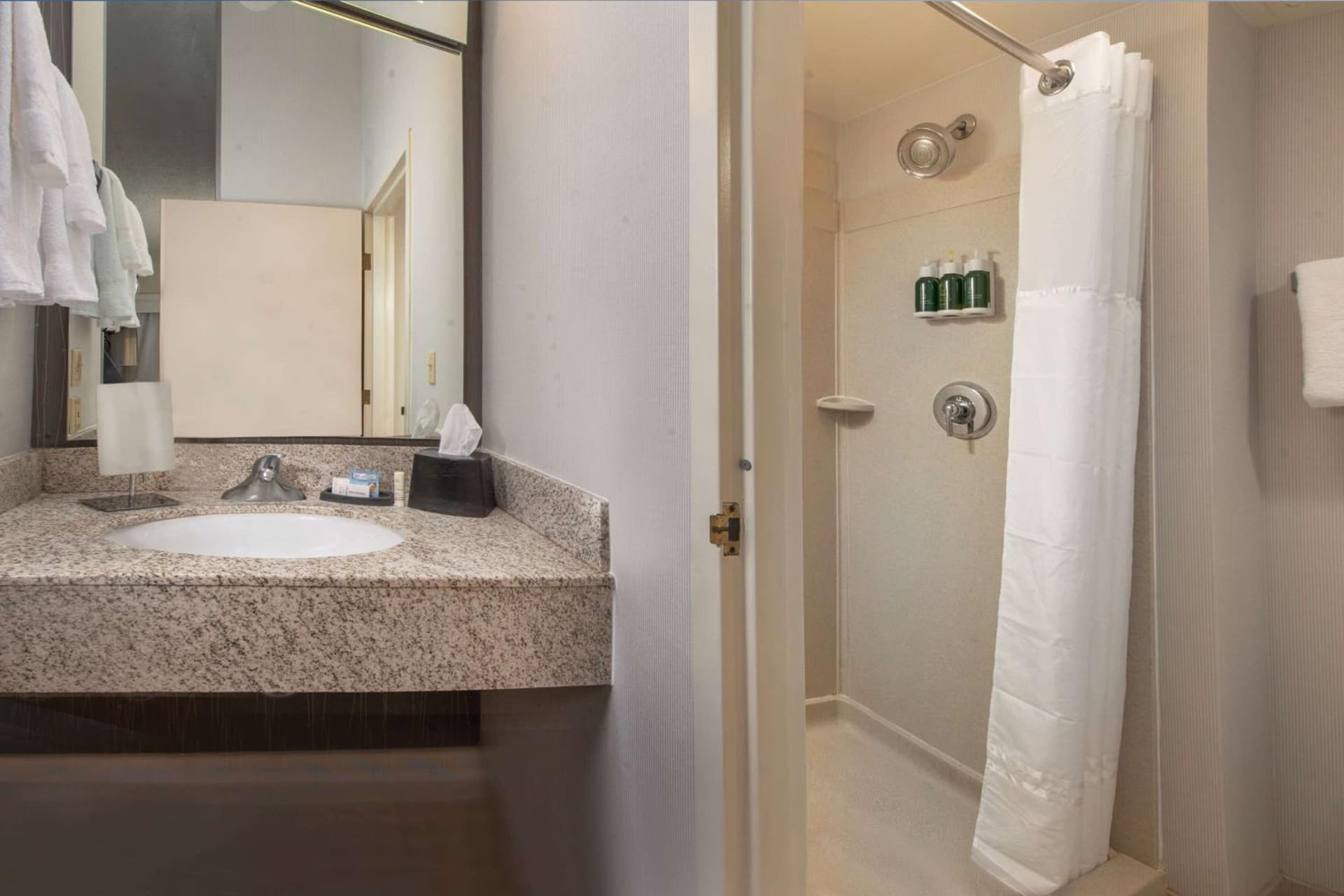 Comfort Inn & Suites Bethlehem Lehigh Valley Airport gallery photo in Allentown, PA — image 19