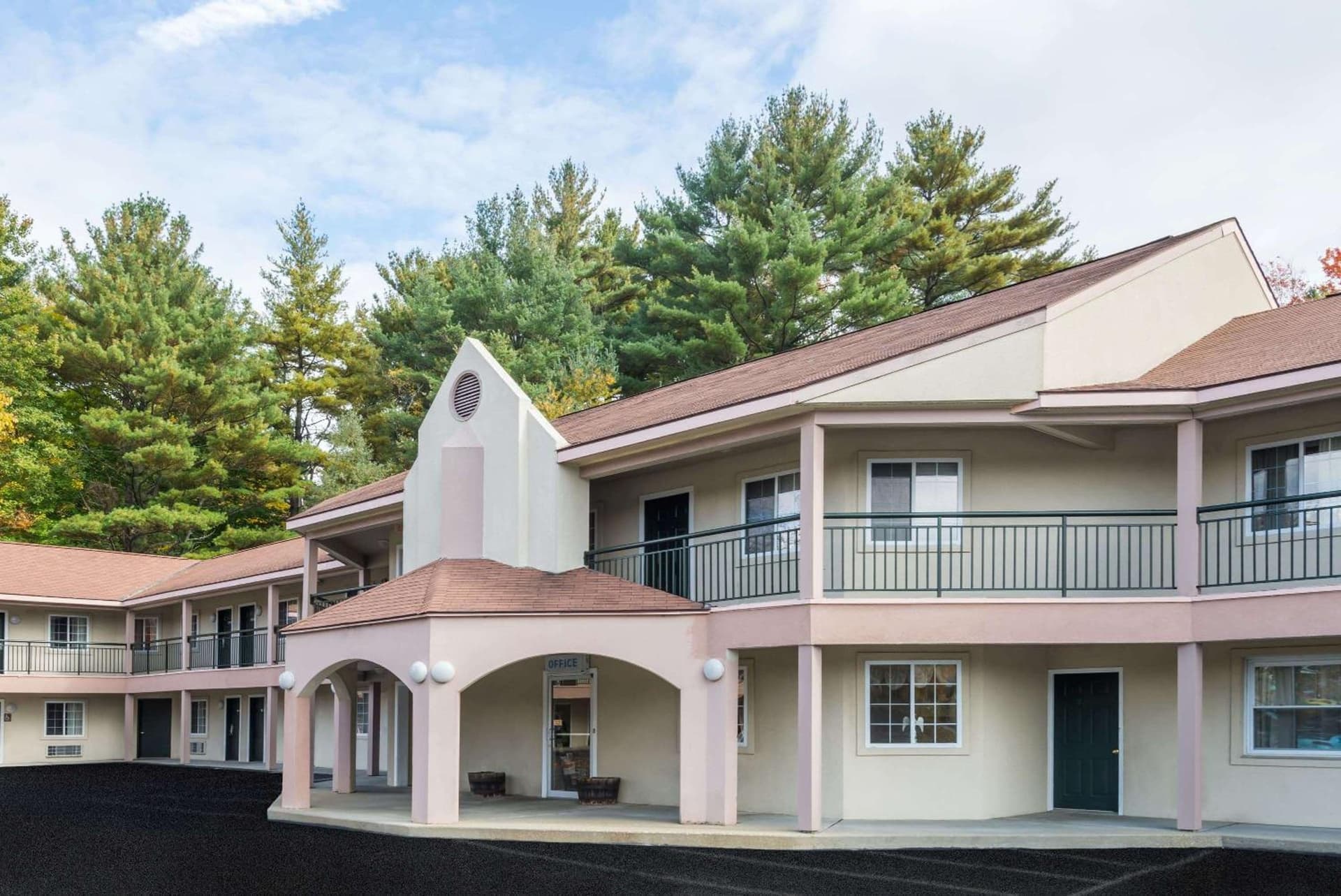 Howard Johnson by Wyndham Lenox featured exterior or lobby in Lenox — similar hotel