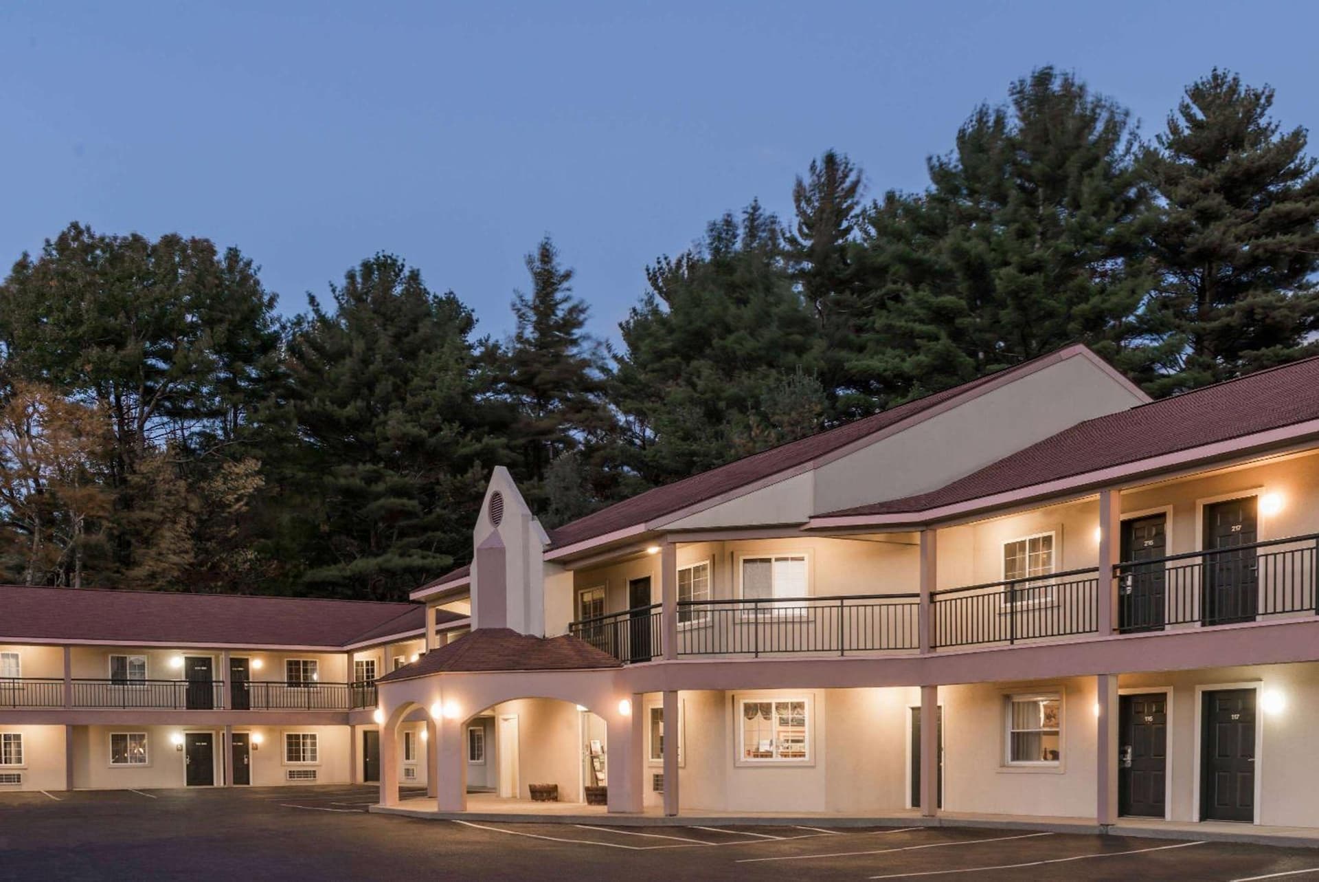 Howard Johnson by Wyndham Lenox interior in Lenox — gallery photo 2
