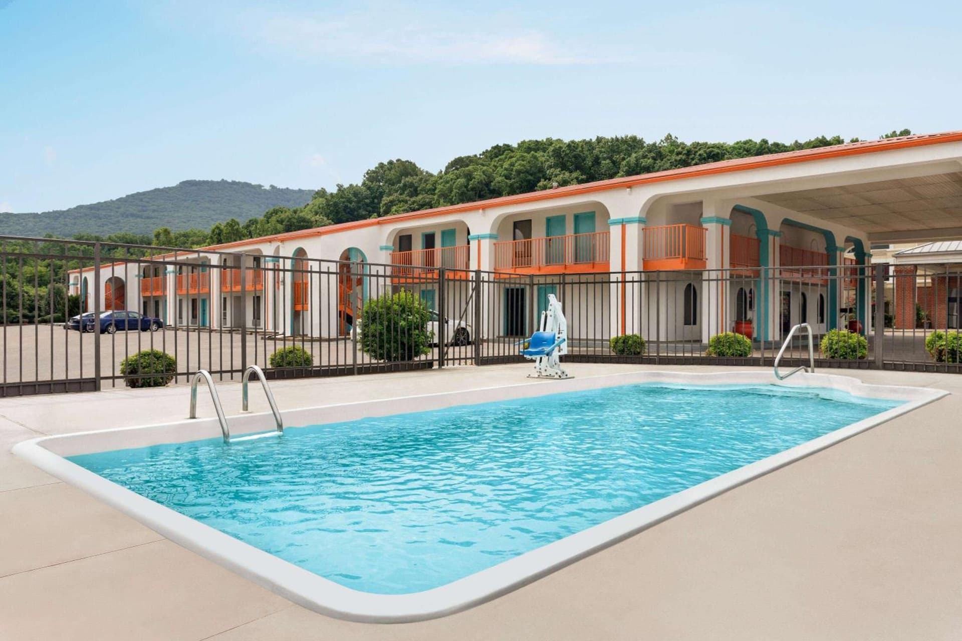 Howard Johnson by Wyndham Chattanooga Lookout Mountain I-24 interior in Chattanooga, TN — gallery photo 2