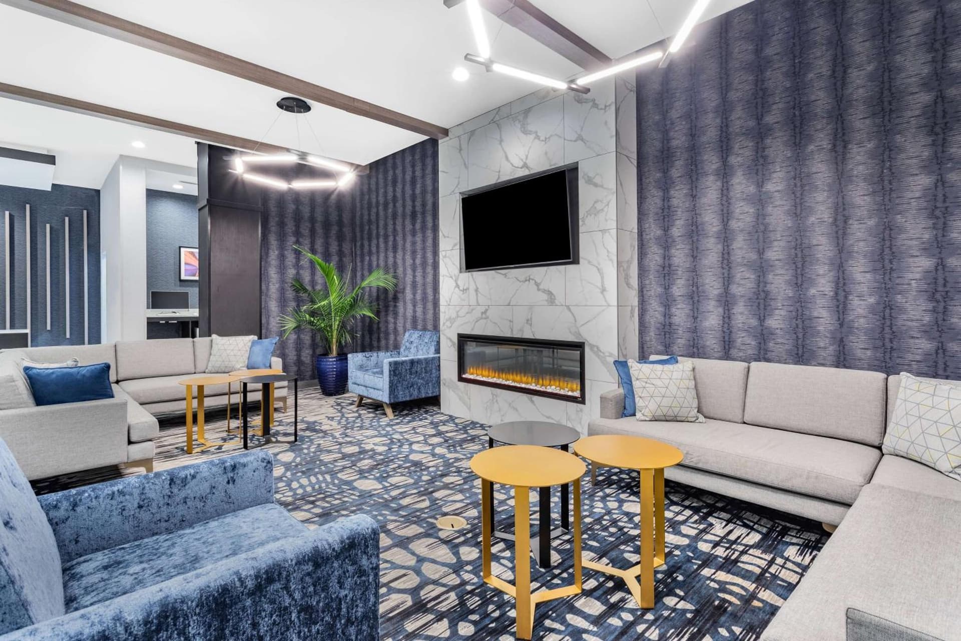 LaQuinta Suites by Wyndham South Bend Notre Dame Area gallery photo in South Bend, IN — image 31