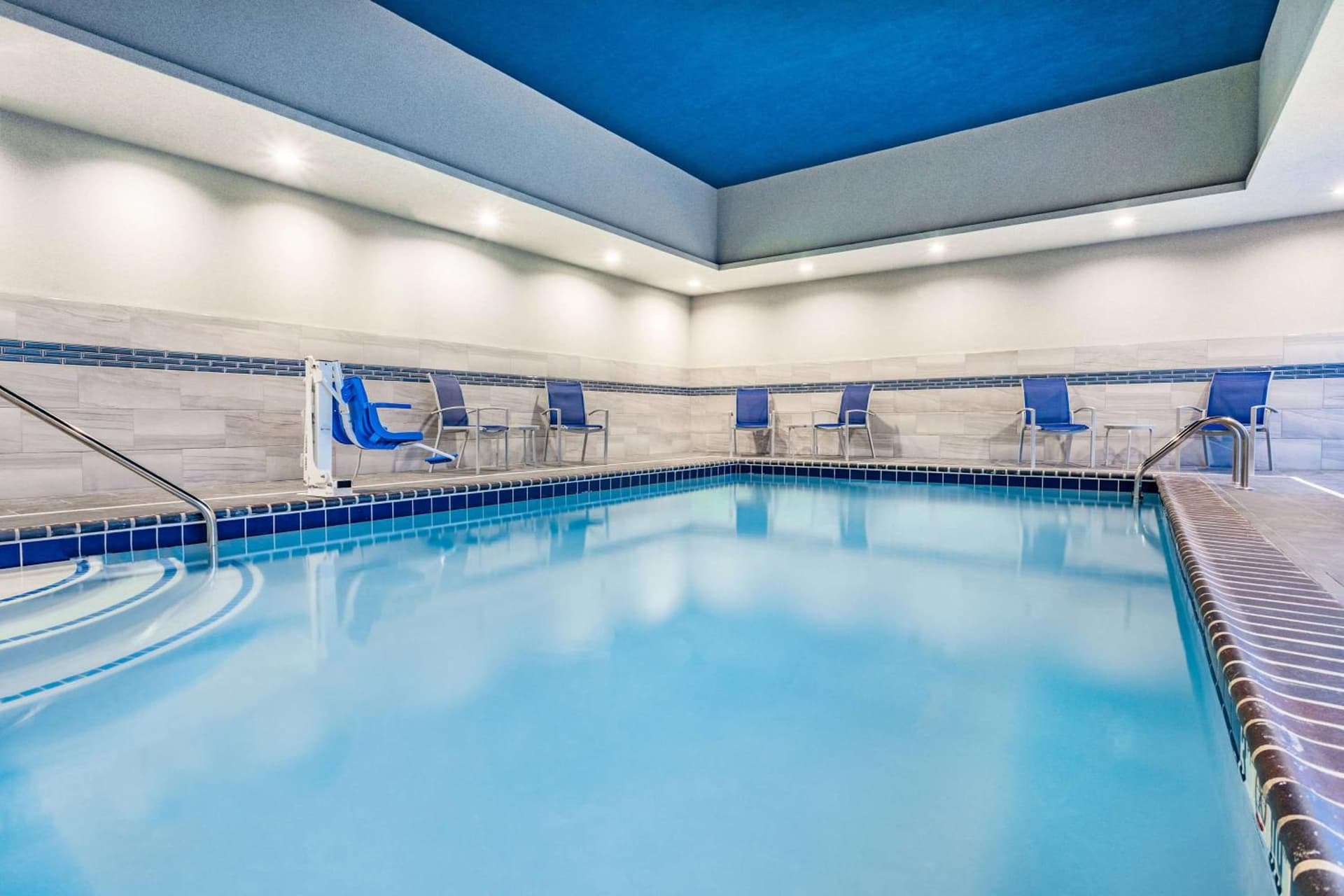 LaQuinta Suites by Wyndham South Bend Notre Dame Area gallery photo in South Bend, IN — image 36