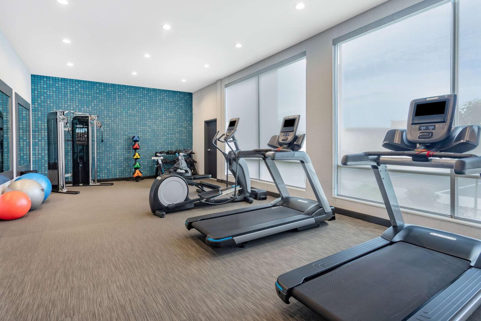 LaQuinta Suites by Wyndham South Bend Notre Dame Area gallery photo in South Bend, IN — image 41