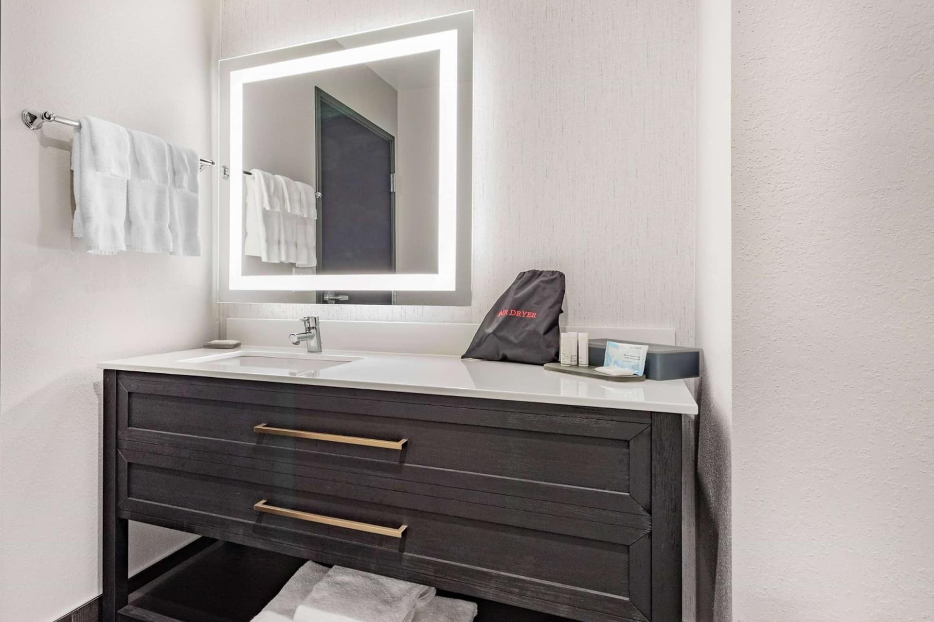 LaQuinta Suites by Wyndham South Bend Notre Dame Area gallery photo in South Bend, IN — image 9