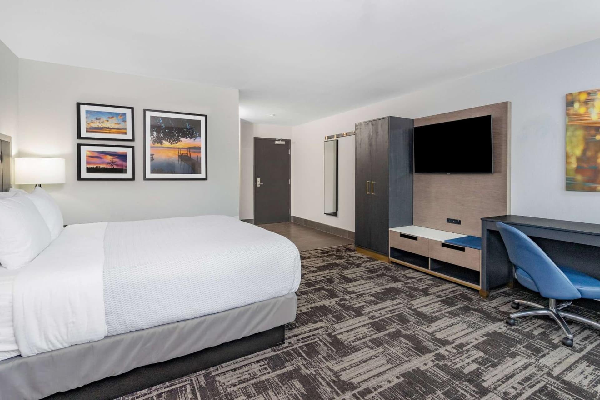 LaQuinta Suites by Wyndham South Bend Notre Dame Area gallery photo in South Bend, IN — image 7