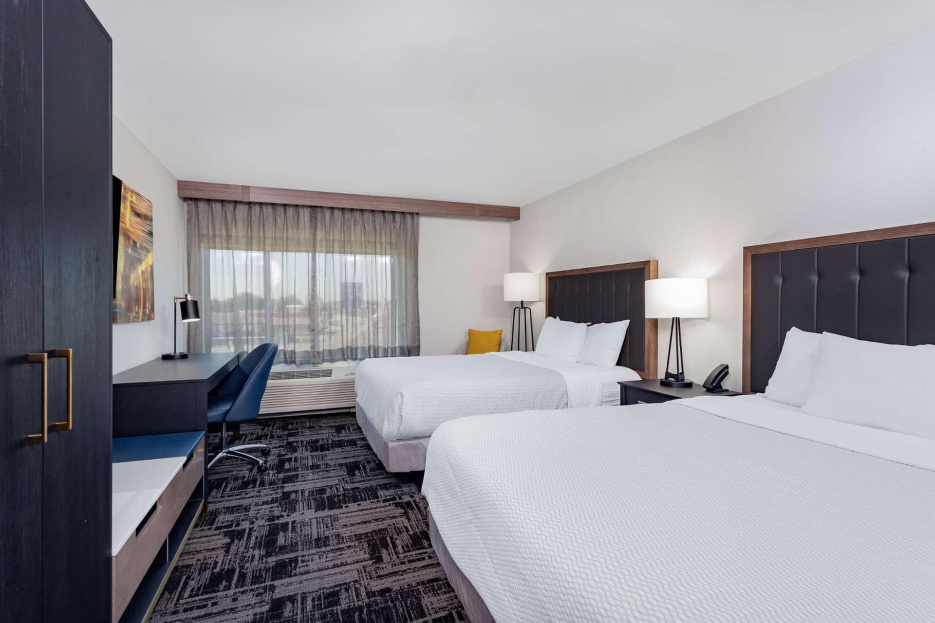 LaQuinta Suites by Wyndham South Bend Notre Dame Area gallery photo in South Bend, IN — image 16