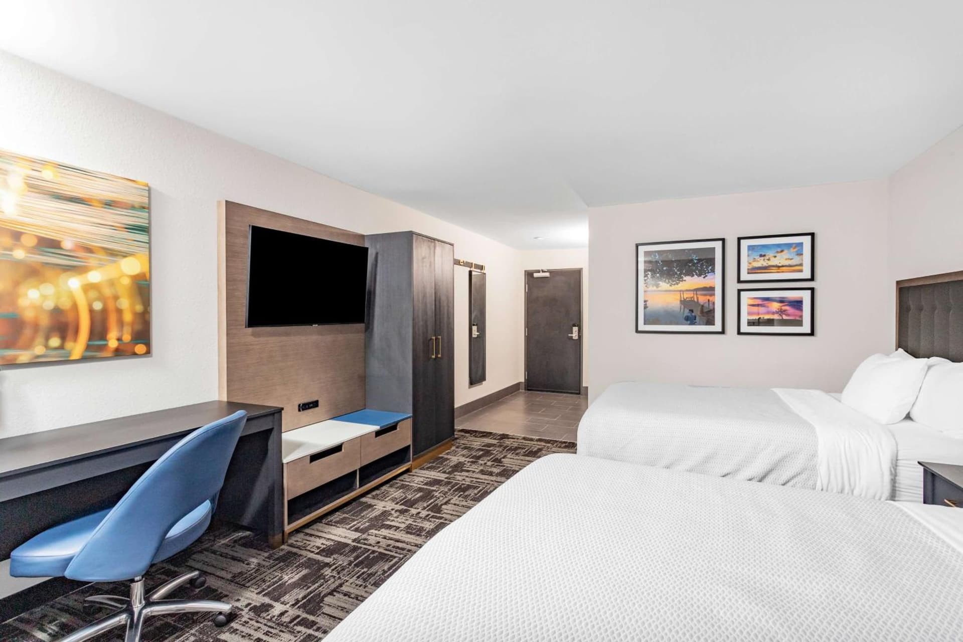 LaQuinta Suites by Wyndham South Bend Notre Dame Area gallery photo in South Bend, IN — image 4