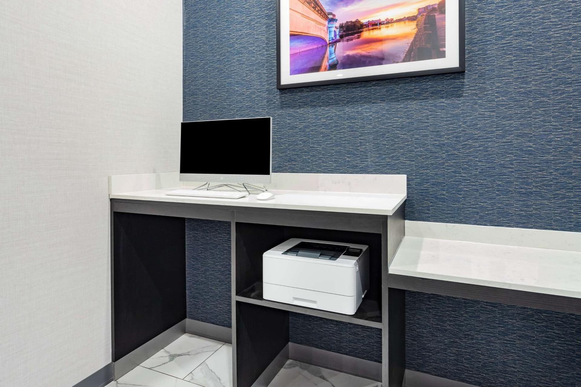 LaQuinta Suites by Wyndham South Bend Notre Dame Area gallery photo in South Bend, IN — image 10
