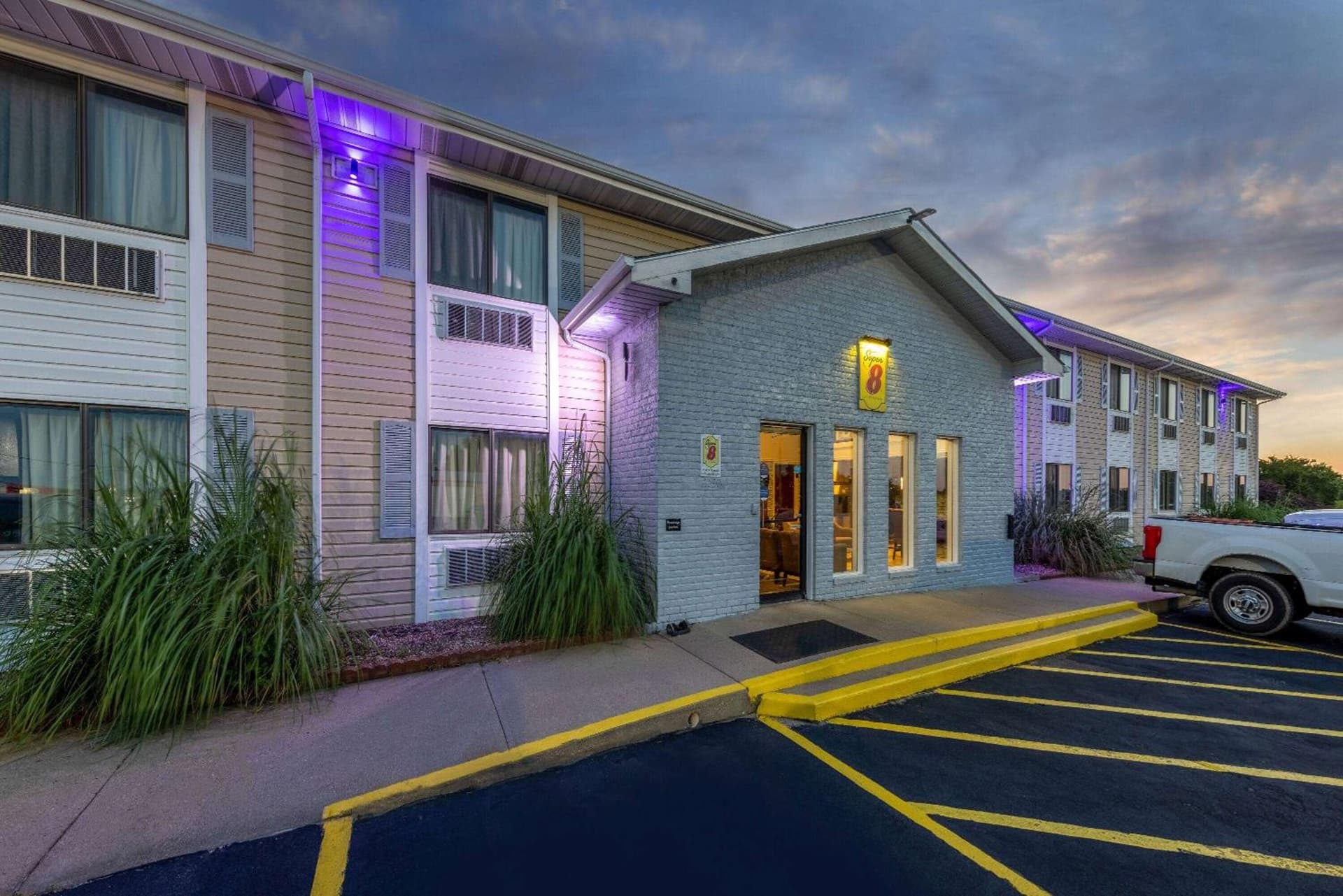 Super 8 by Wyndham El Dorado interior in El Dorado, KS — gallery photo 2
