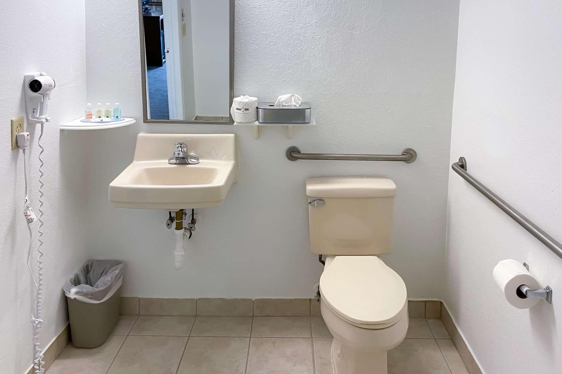 Quality Inn & Suites Georgetown - Seaford interior in Georgetown, DE — gallery photo 2