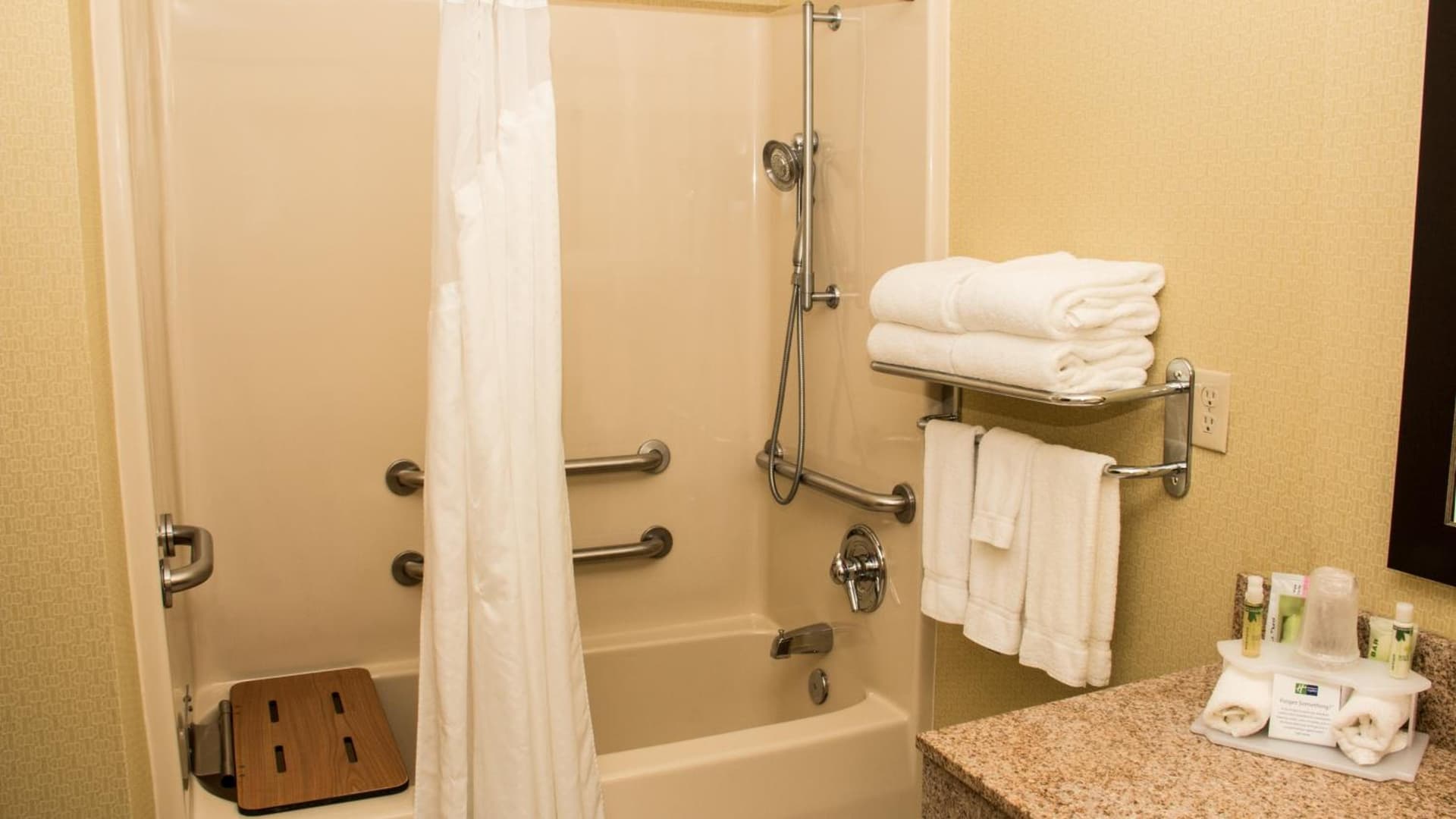 Holiday Inn Express Hotel & Suites Saginaw by IHG gallery photo in Saginaw, MI — image 56