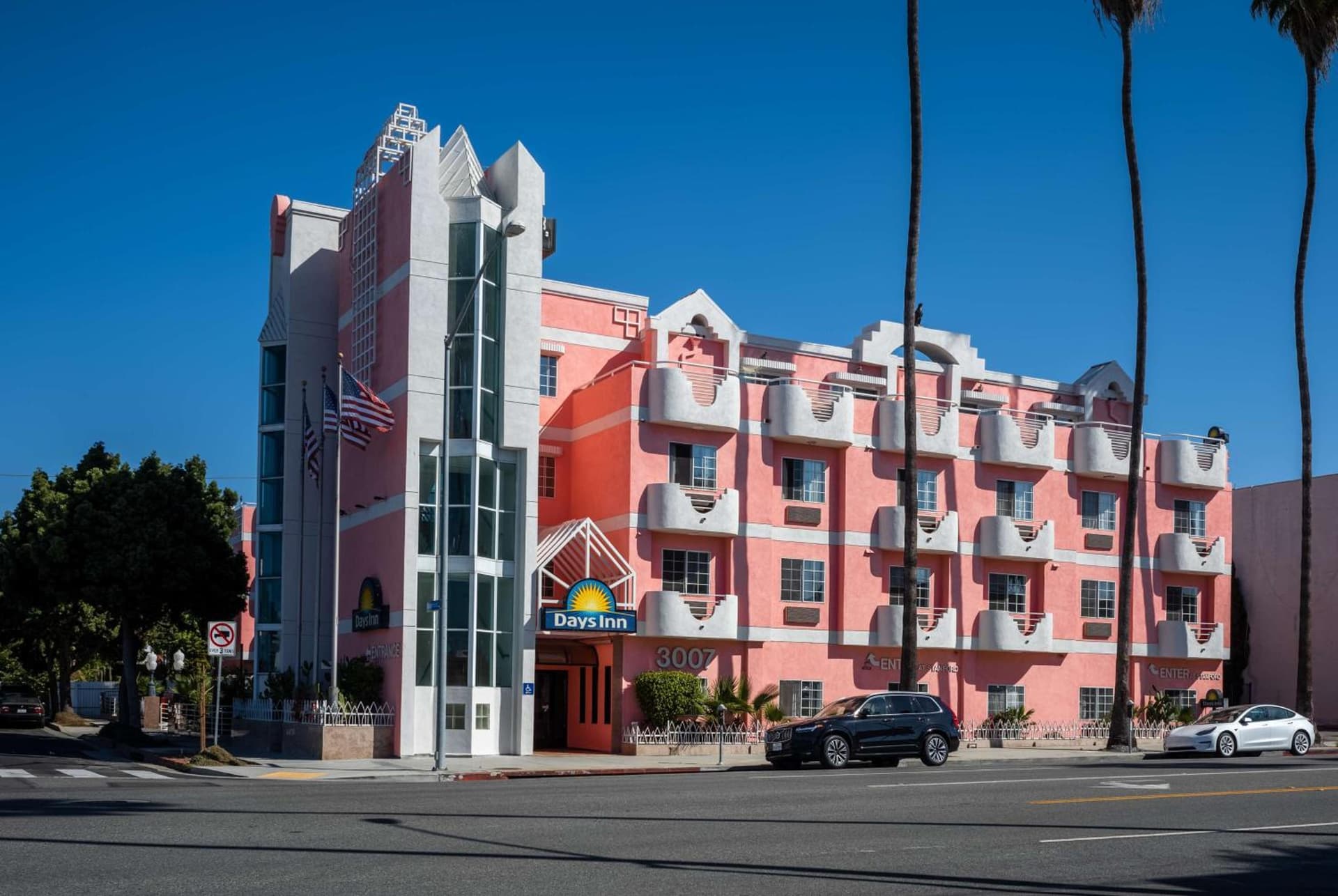 Days Inn by Wyndham Santa Monica interior in Los Angeles, CA — gallery photo 2