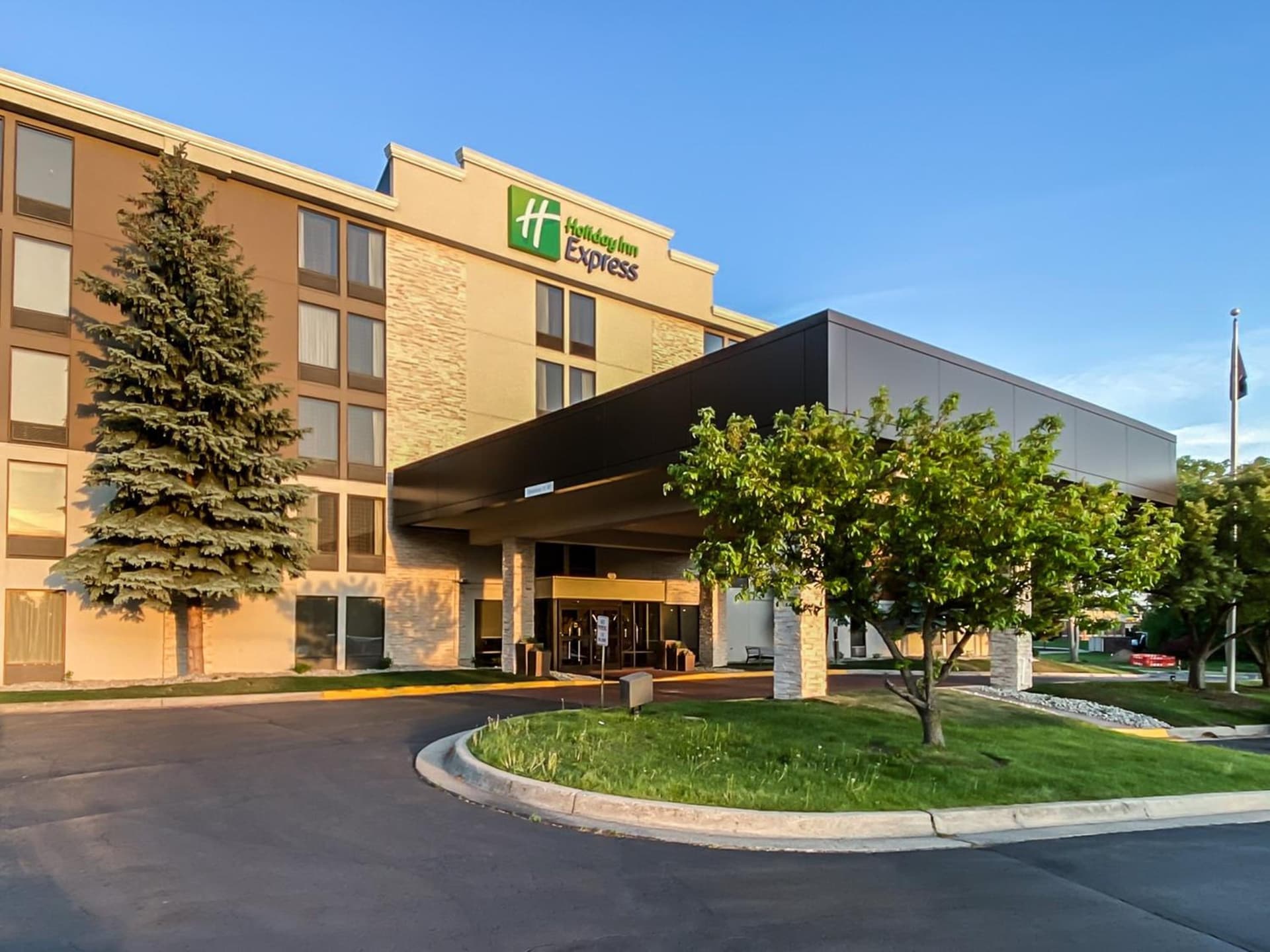 Holiday Inn Express Flint-Campus Area by IHG property views in Flint, MI — gallery photo 3
