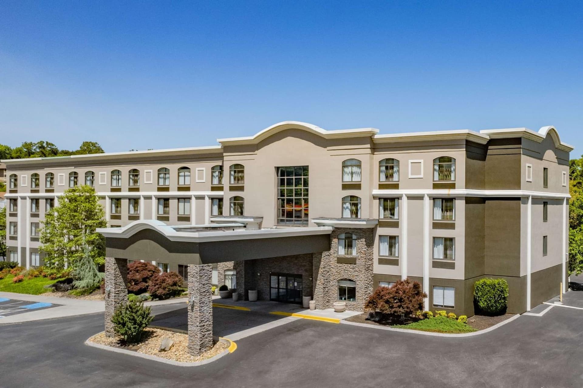 La Quinta by Wyndham Sevierville / Kodak exterior or lobby in Sevierville, TN — main listing photo