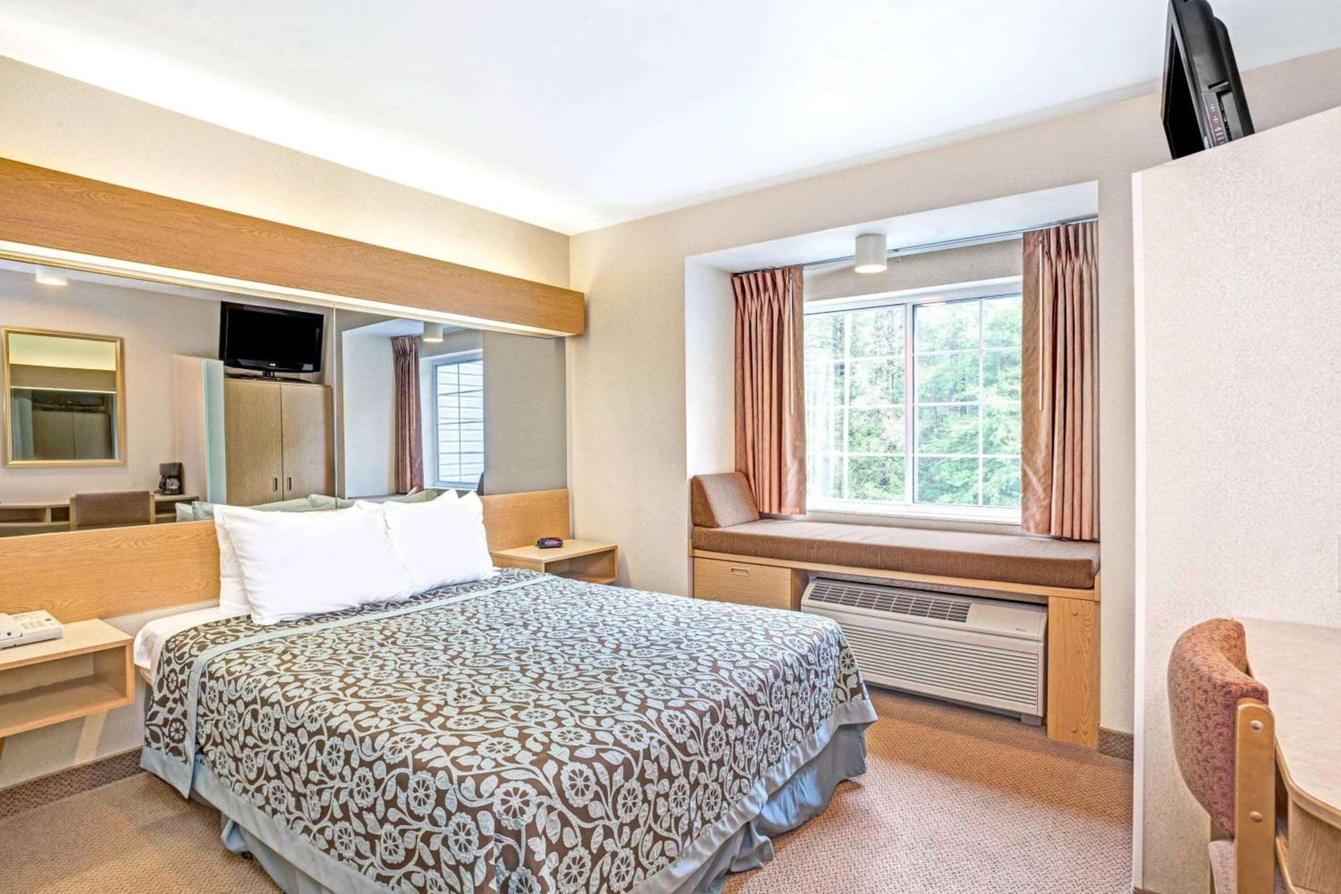 Days Inn by Wyndham Sturbridge property views in Sturbridge, MA — gallery photo 3