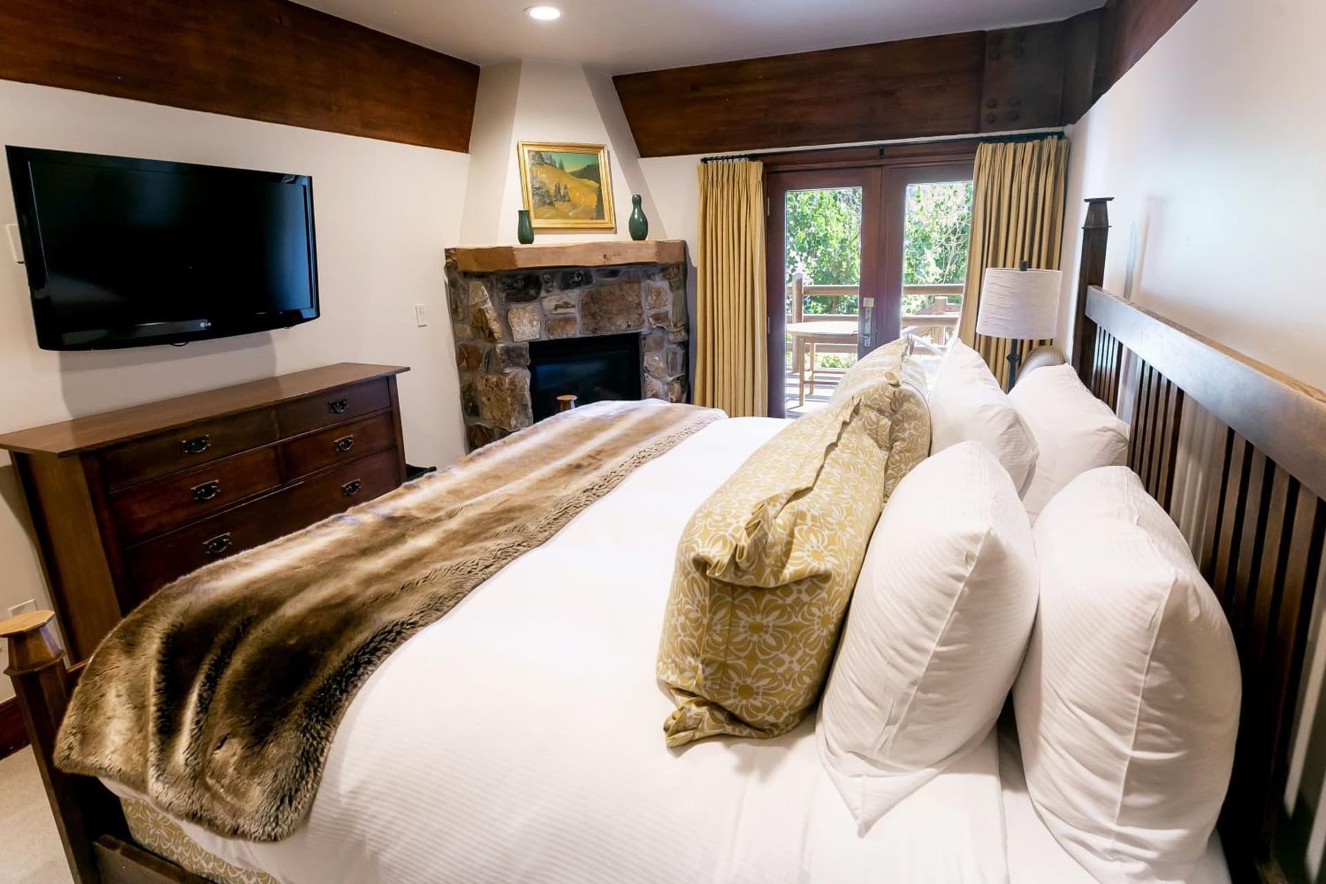 Deluxe King Room with Fireplace Hotel Room property views in Park City, UT — gallery photo 3