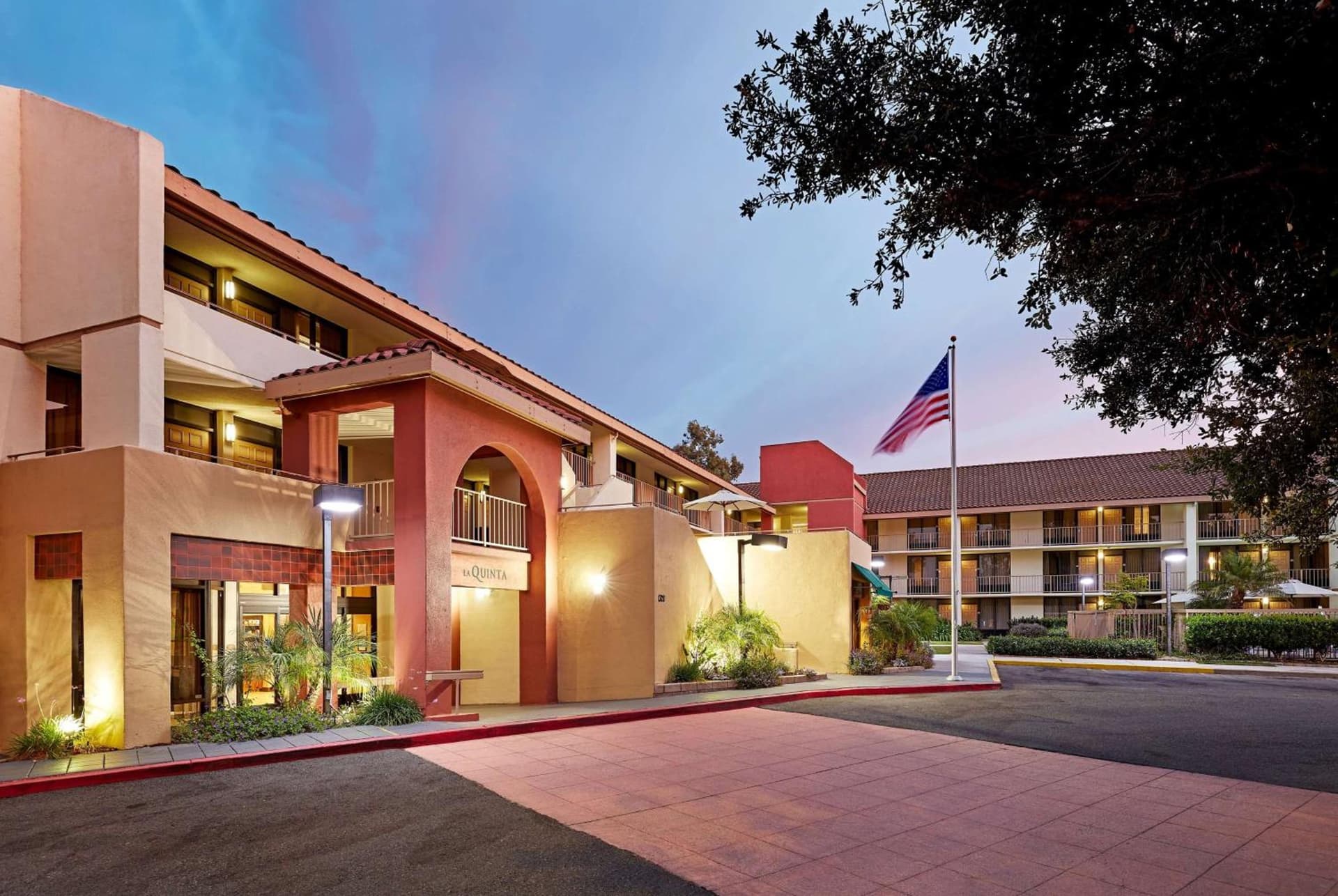 La Quinta by Wyndham Thousand Oaks-Newbury Park interior in Thousand Oaks, CA — gallery photo 2