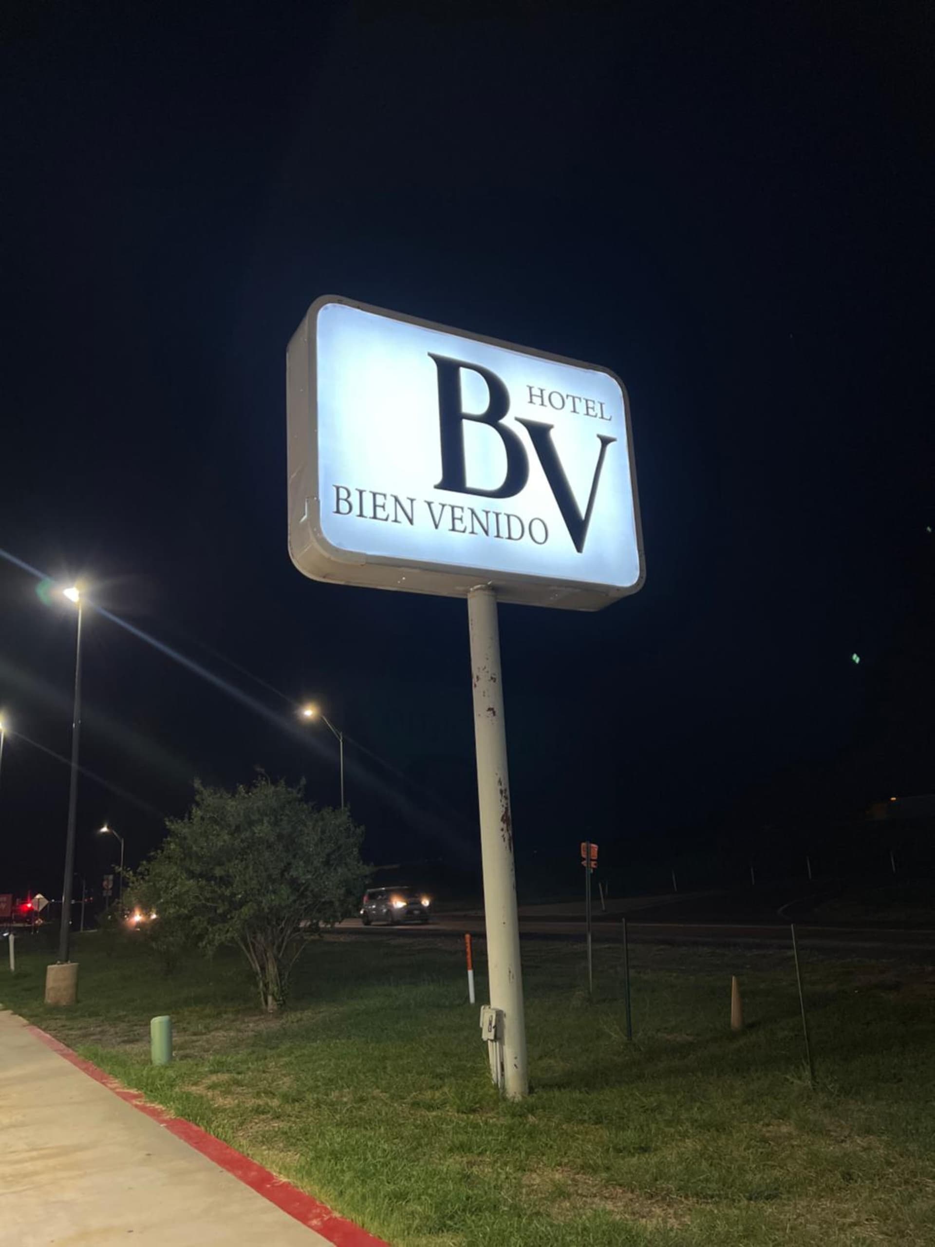 Hotel Bien Venido interior in Pearsall, TX — gallery photo 2