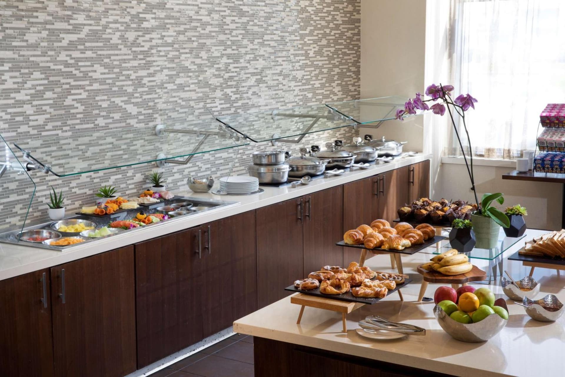 Sonesta San Jose - Milpitas interior in Milpitas, CA — gallery photo 2