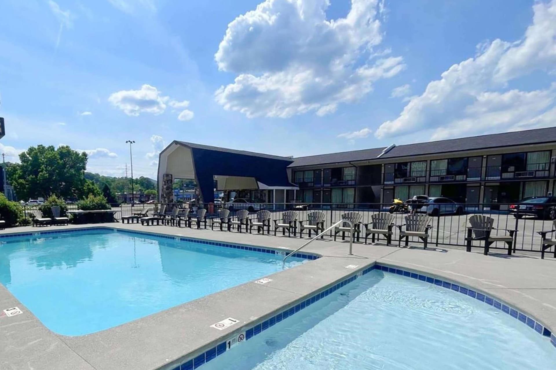 Travelodge by Wyndham Pigeon Forge Dollywood Lane interior in Pigeon Forge, TN — gallery photo 2