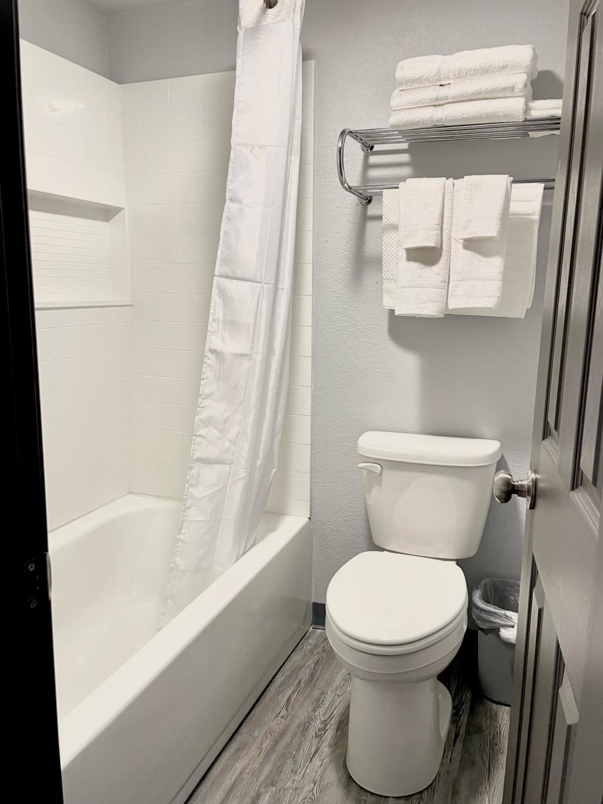 Schmidt's Creek Hotel interior in Osage Beach, MO — gallery photo 2
