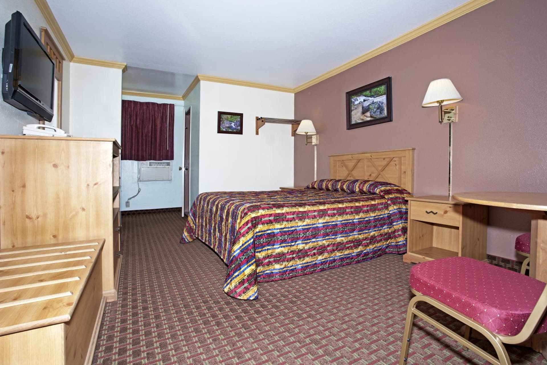 National 9 Inn - Placerville interior in Placerville, CA — gallery photo 2