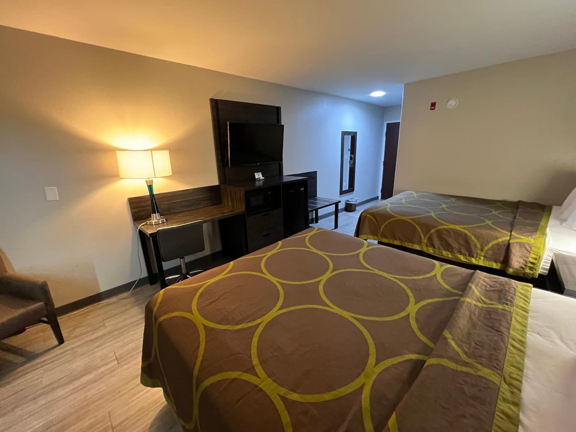 Super 8 by Wyndham Lake Charles/Sulphur gallery photo in Lake Charles, LA — image 16