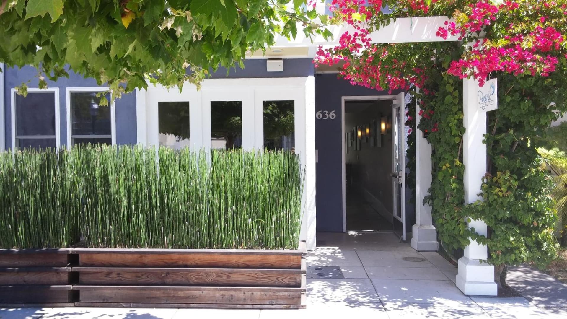 Pacific Blue Inn interior in Santa Cruz, CA — gallery photo 2