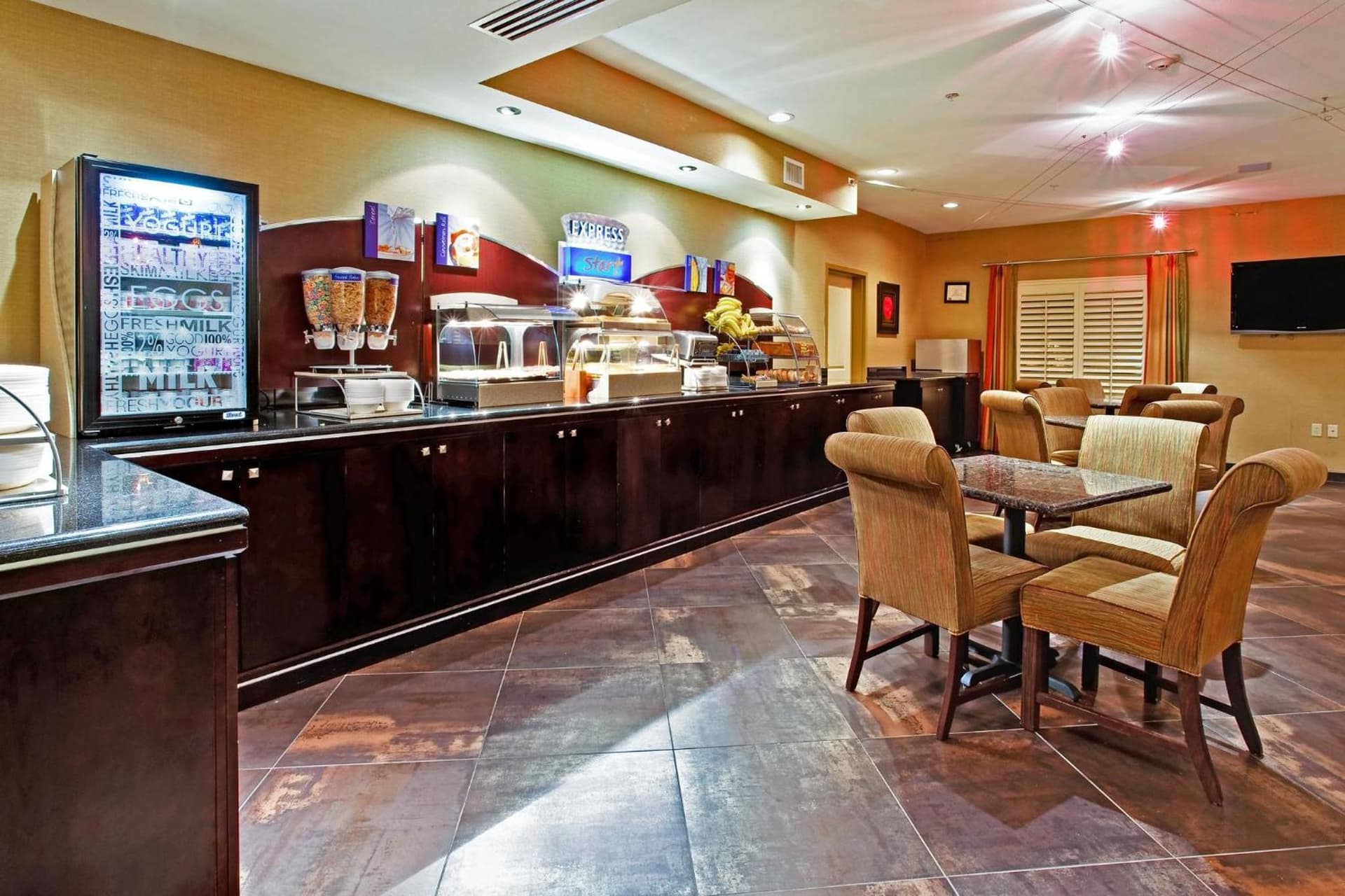 Holiday Inn Express Hotel & Suites Dallas South - DeSoto by IHG interior in DeSoto, TX — gallery photo 2