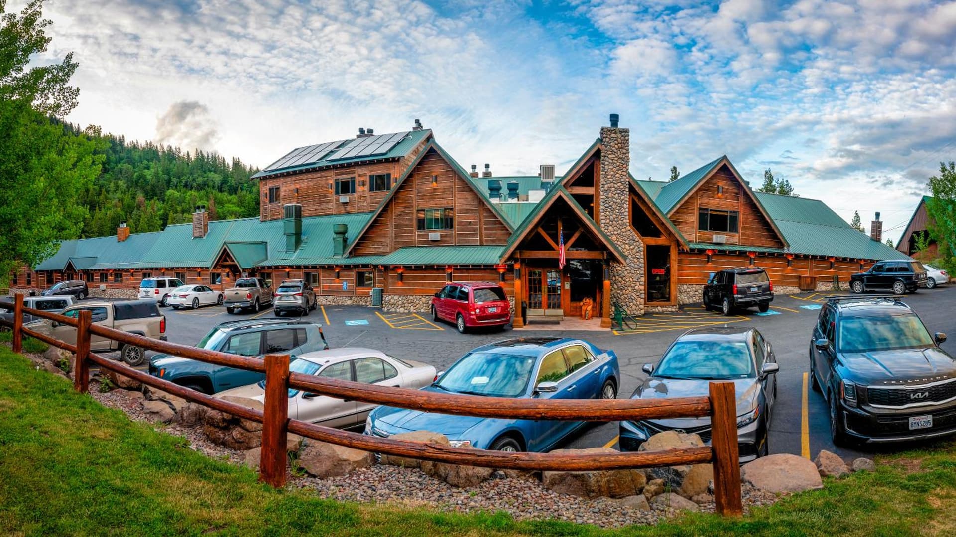 Callahan's Mountain Lodge interior in Ashland, OR — gallery photo 2